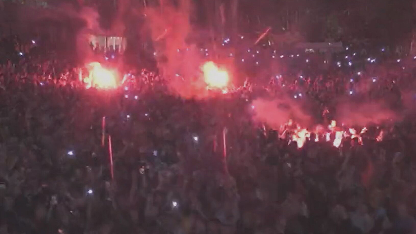 Les fans se rassemblent sur la place de la Fédération alors que les Socceroos battent le Danemark