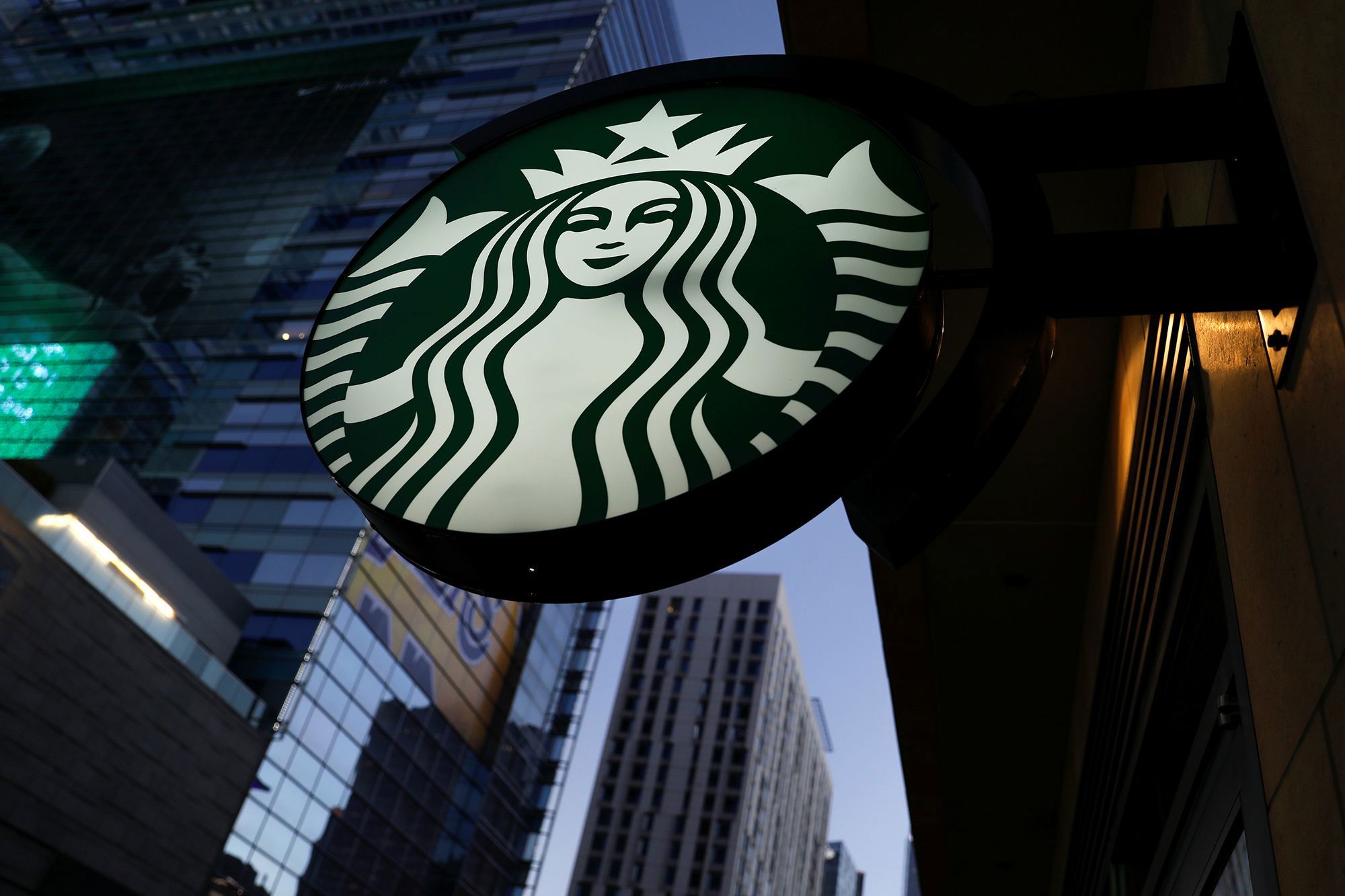 A jury in the US on Friday (local time) ordered Starbucks to pay US$50 million ($79 million) in damages to a delivery driver 