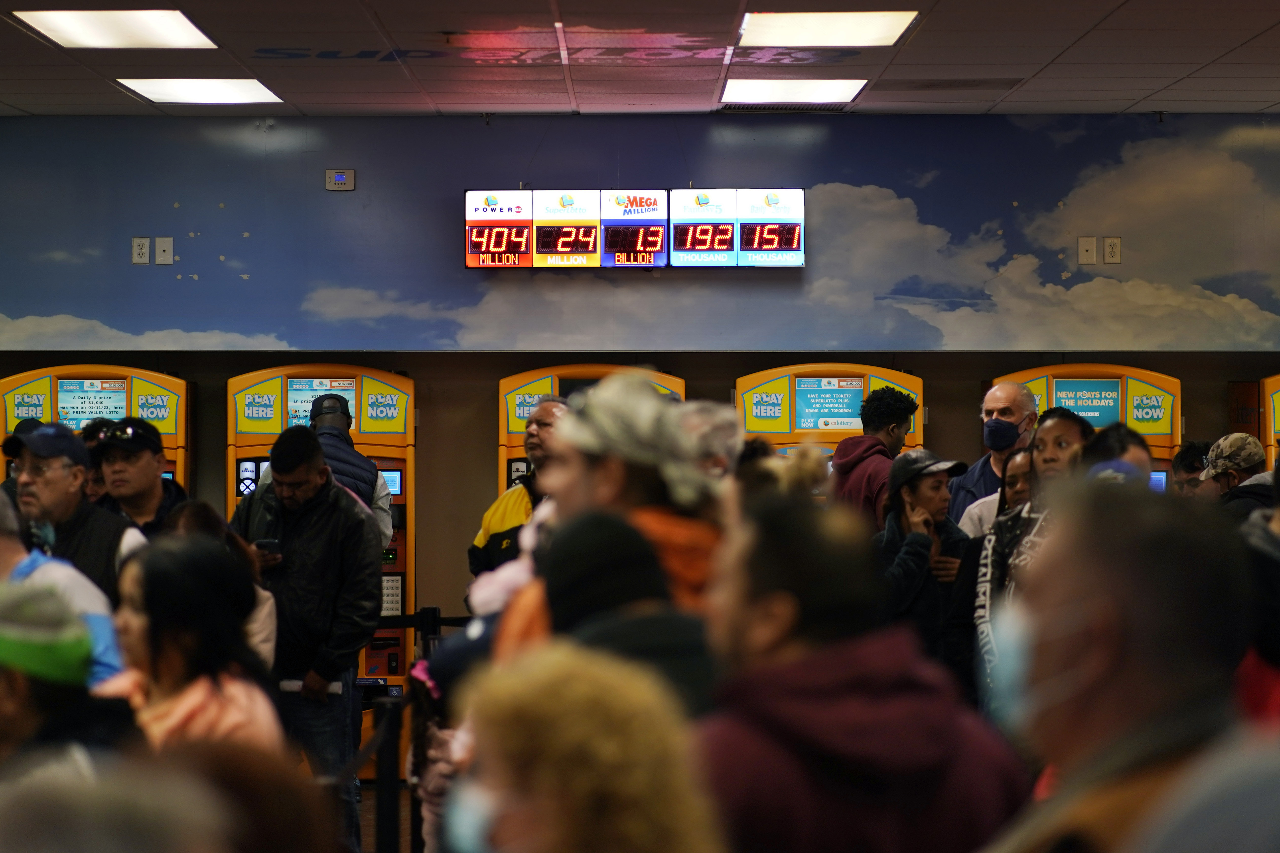 La gente espera en fila en "La tienda de lotería en Primm" justo dentro de la frontera de California el viernes 13 de enero de 2023, cerca de Primm, Nev. Los jugadores de Mega Millions tendrán otra oportunidad el viernes por la noche de poner fin a meses de pérdidas y finalmente ganar un premio mayor que ha crecido a $1,350 millones