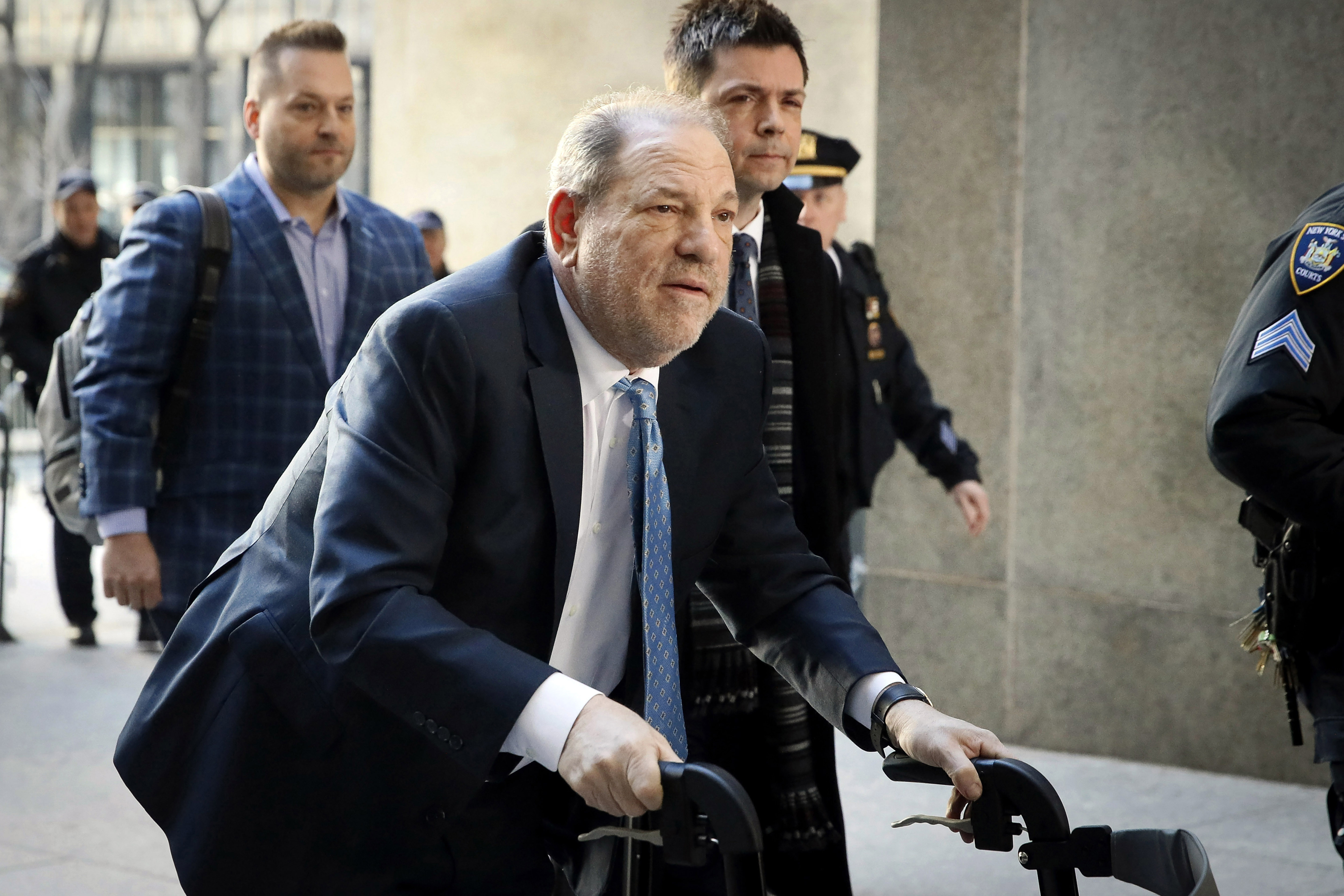 Harvey Weinstein hospitalizado tras ser trasladado a prisión