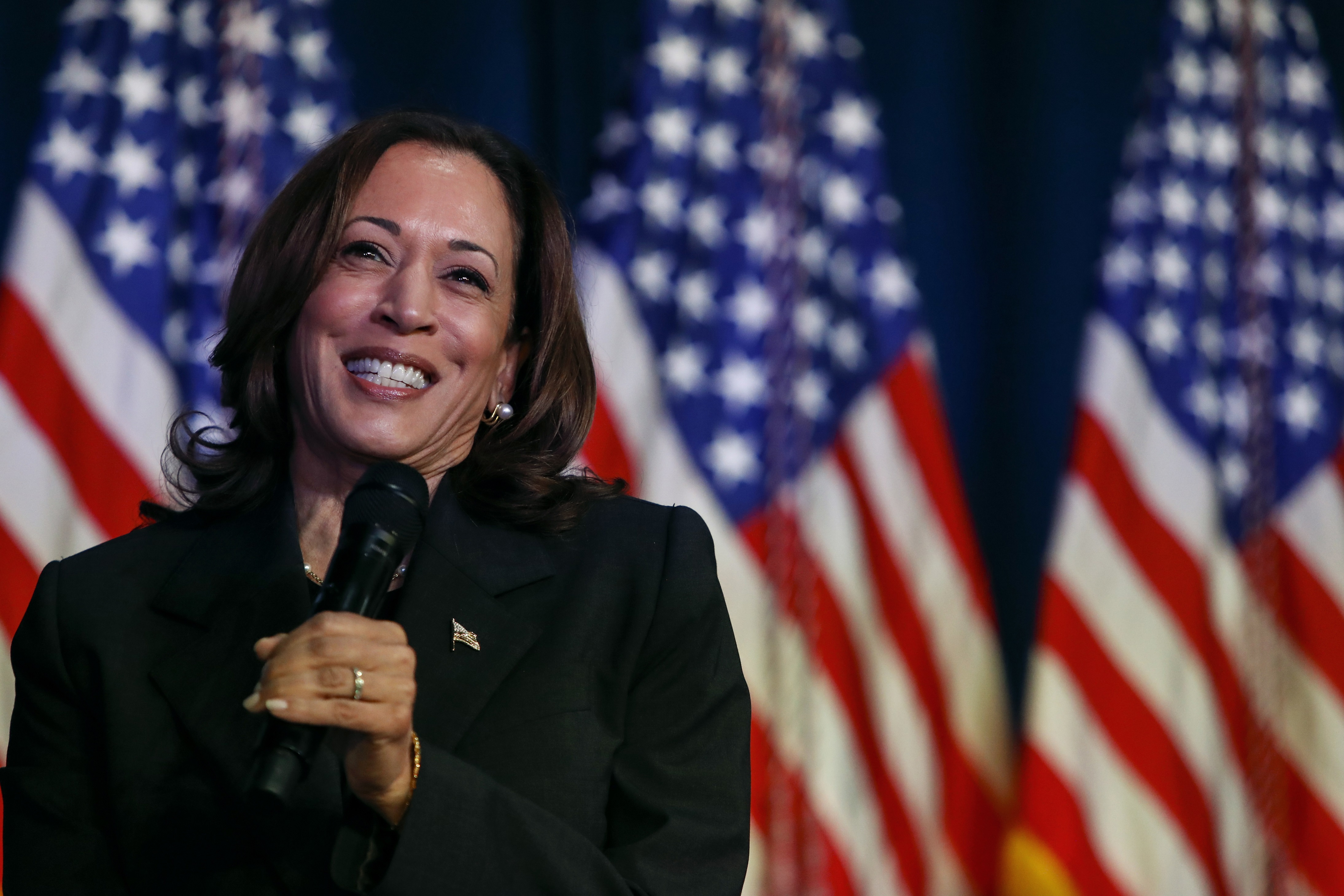 KALAMAZOO, MICHIGAN - 17 DE JULIO: La vicepresidenta de Estados Unidos, Kamala Harris, asiste a una conversación moderada con la exfuncionaria de seguridad nacional de la administración Trump, Olivia Troye, y la exvotante republicana Amanda Stratton, el 17 de julio de 2024 en Kalamazoo, Michigan. La visita de Harris, tras el intento de asesinato del expresidente Trump, es su cuarto viaje a Michigan este año y su séptima visita desde que asumió el cargo. (Foto de Chris duMond/Getty Images)