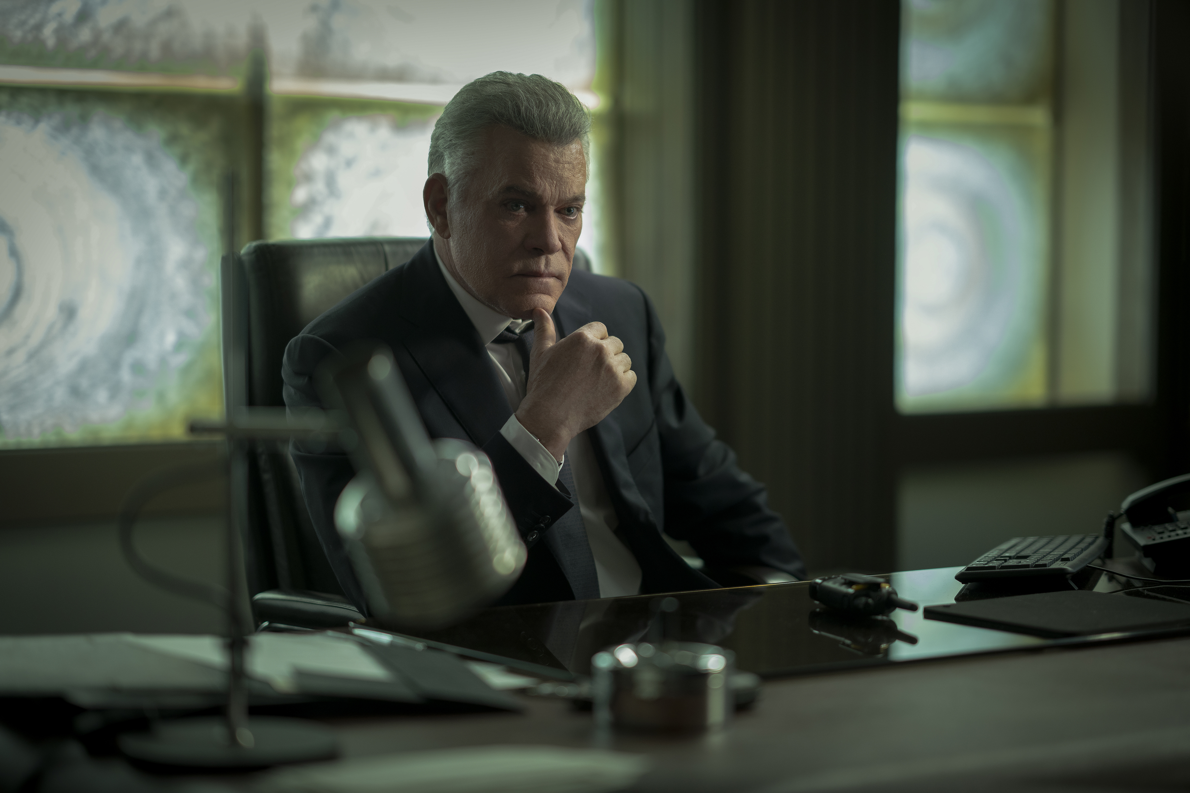 Esta imagen difundida por Amazon Prime Video muestra a Ray Liotta en una escena de la serie. "Hanna."