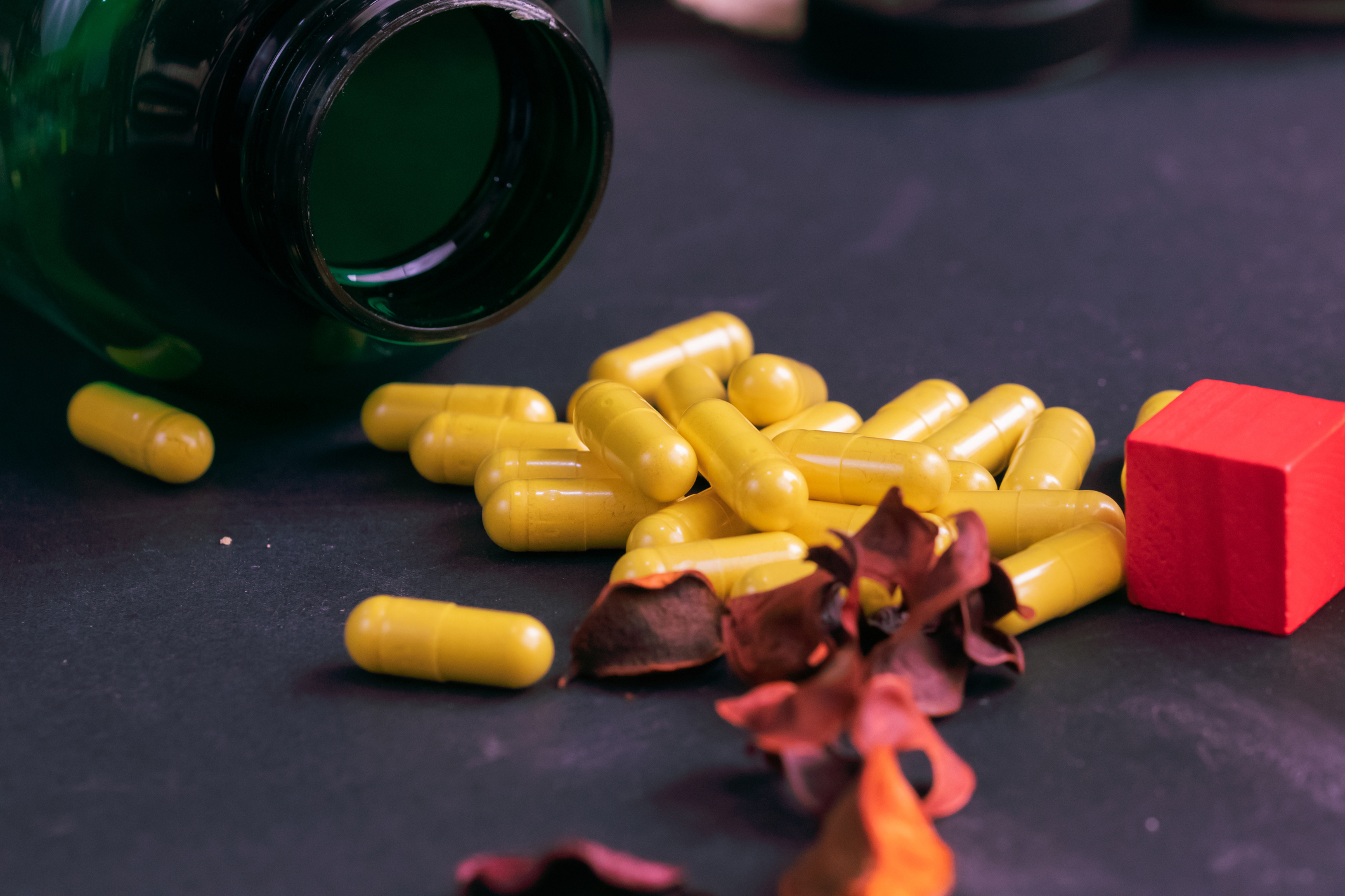 Yellow capsules of vitamins, minerals, amino acids, berberine or other sports supplements, sports supplements, vitamins, minerals, amino acids, creatine, berberine, whey protein, athletes, recuperators, muscular, muscles, gym, strength, training, gym, bodybuilding, fitness.