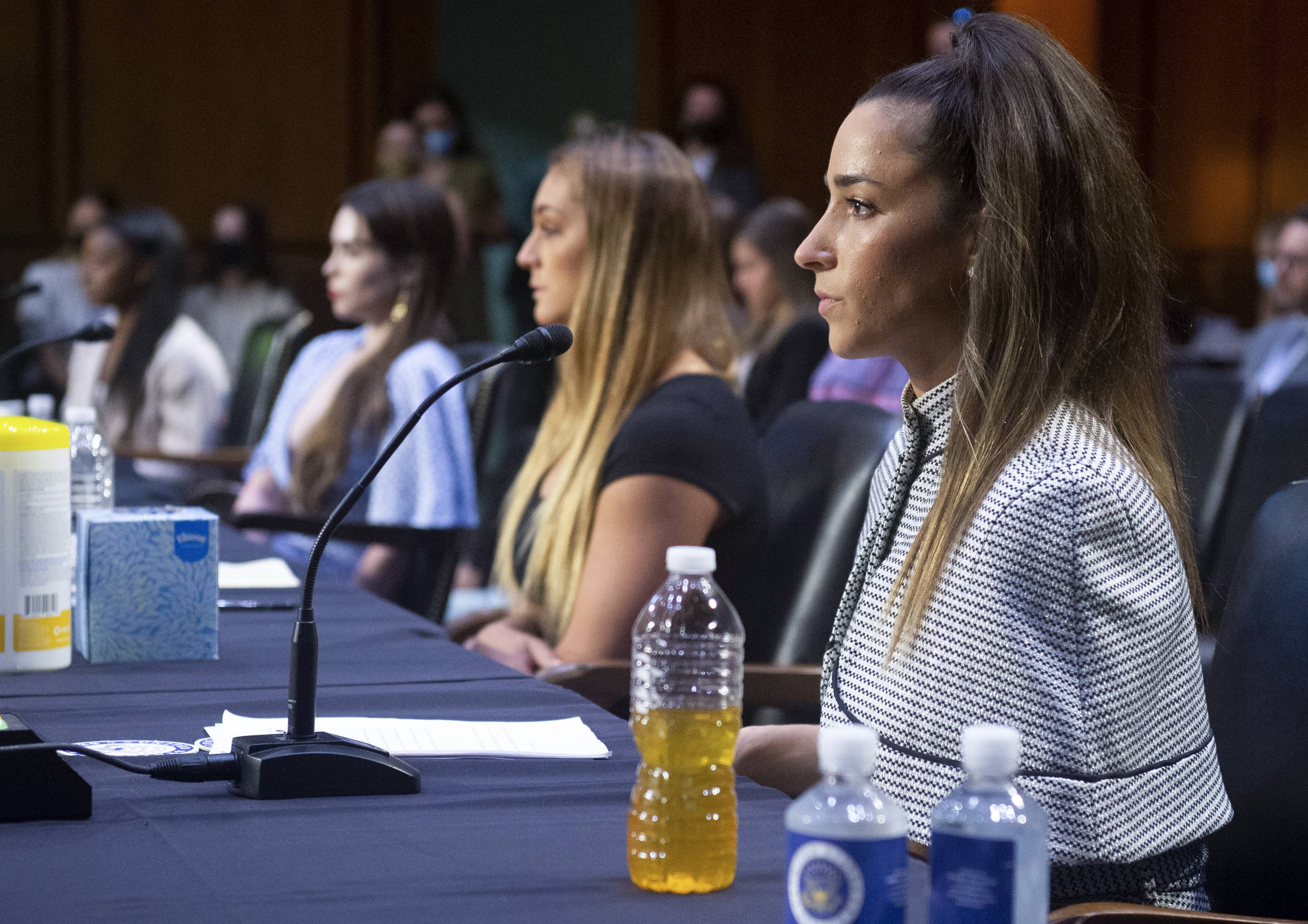 Las gimnastas olímpicas estadounidenses Simone Biles, McKayla Maroney, Maggie Nichols y Aly Raisman testifican durante una audiencia del Poder Judicial del Senado sobre el informe del Inspector General sobre el manejo del FBI de la investigación de Larry Nassar sobre abuso sexual de gimnastas olímpicas, en Capitol Hill, el 15 de septiembre. 2021, en Washington, DC.