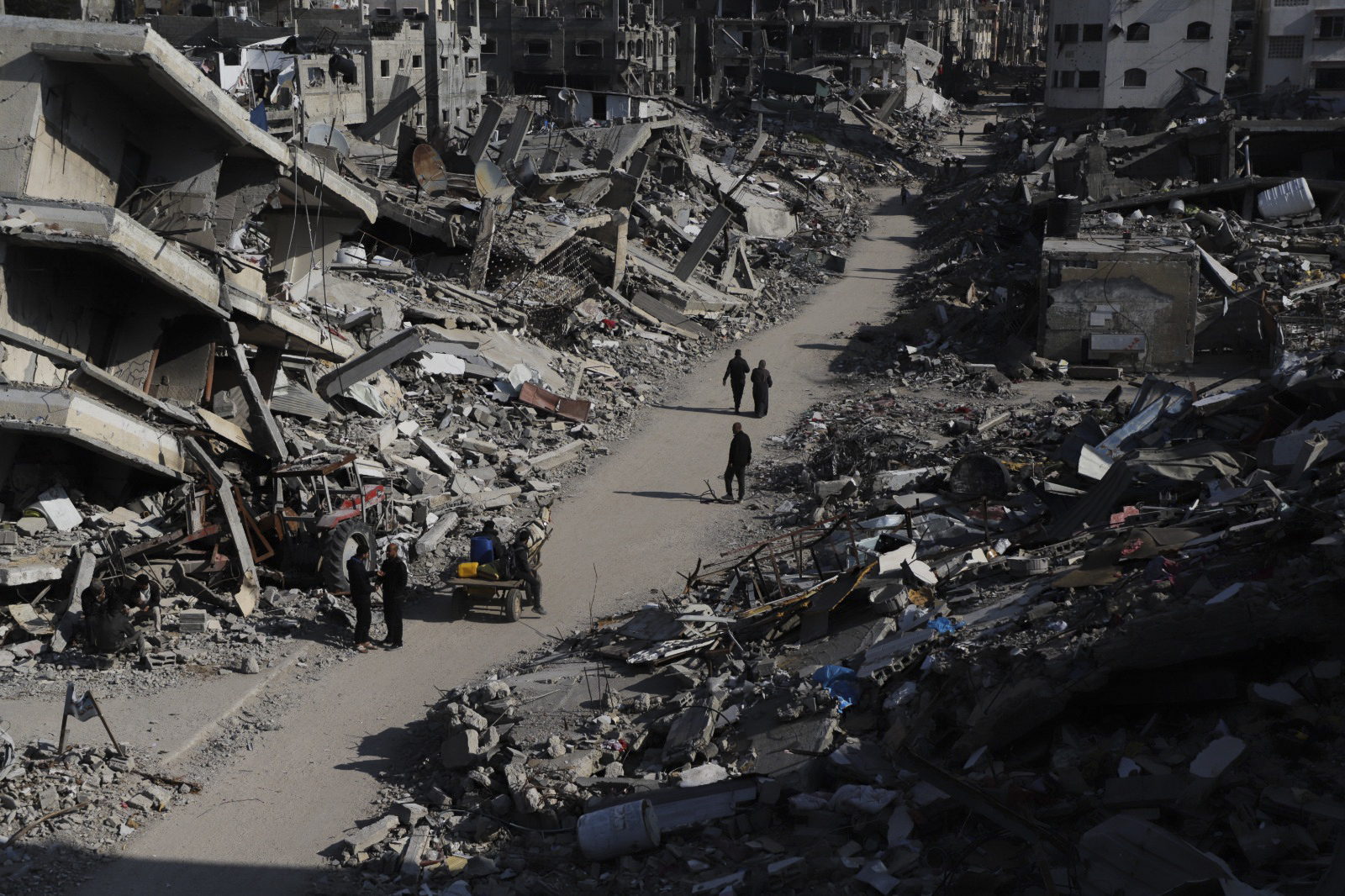 Biden aprueba el lanzamiento aéreo militar de ayuda a Gaza después de un encuentro caótico que dejó más de 100 muertos