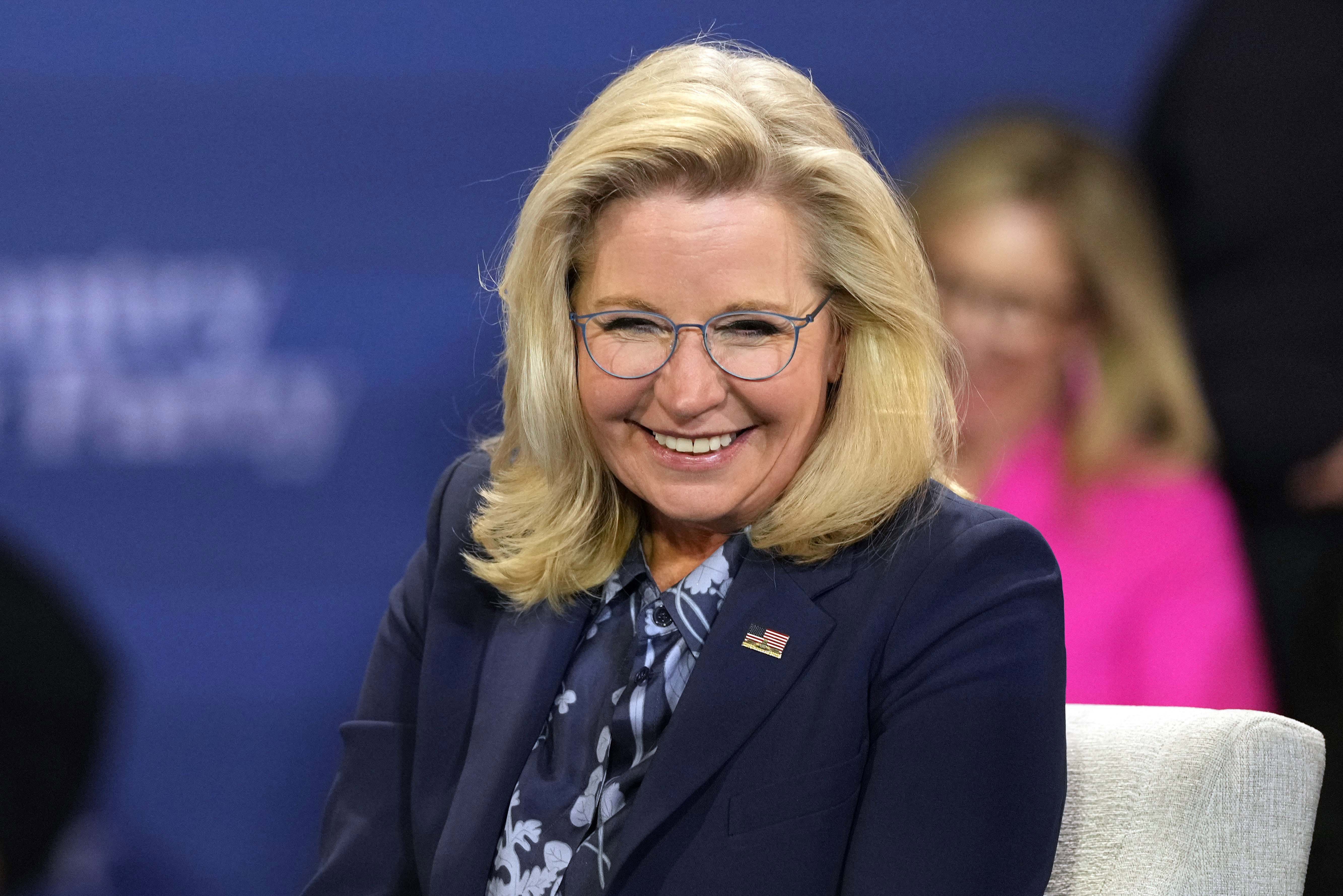 La exrepresentante Liz Cheney, republicana por Wyoming, asiste a un evento de campaña con la vicepresidenta candidata presidencial demócrata Kamala Harris el lunes 21 de octubre de 2024 en Brookfield, Wisconsin (Foto AP/Morry Gash)