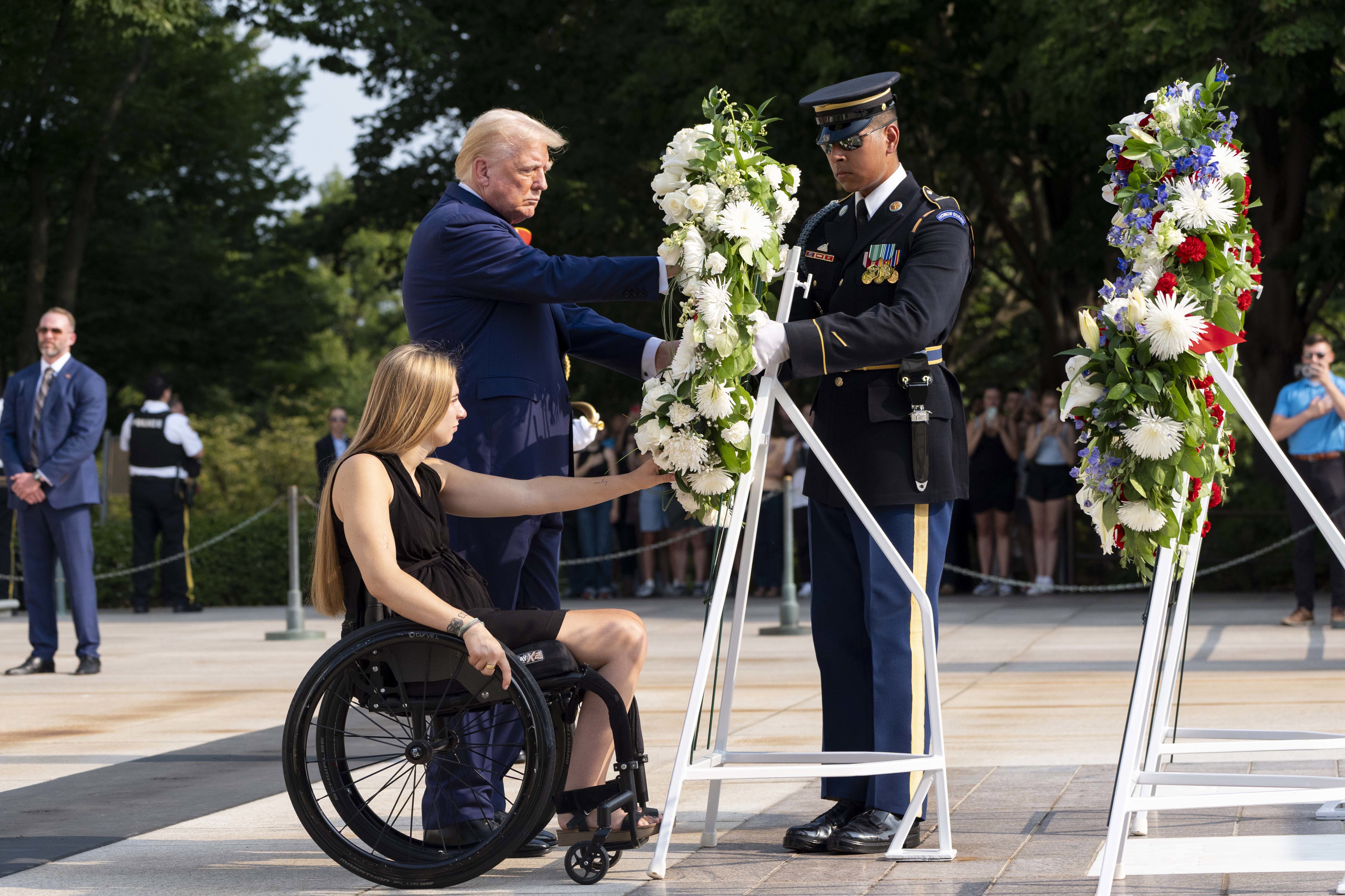 La controversia sobre el cementerio de Arlington se profundiza mientras Trump y Harris intercambian ataques