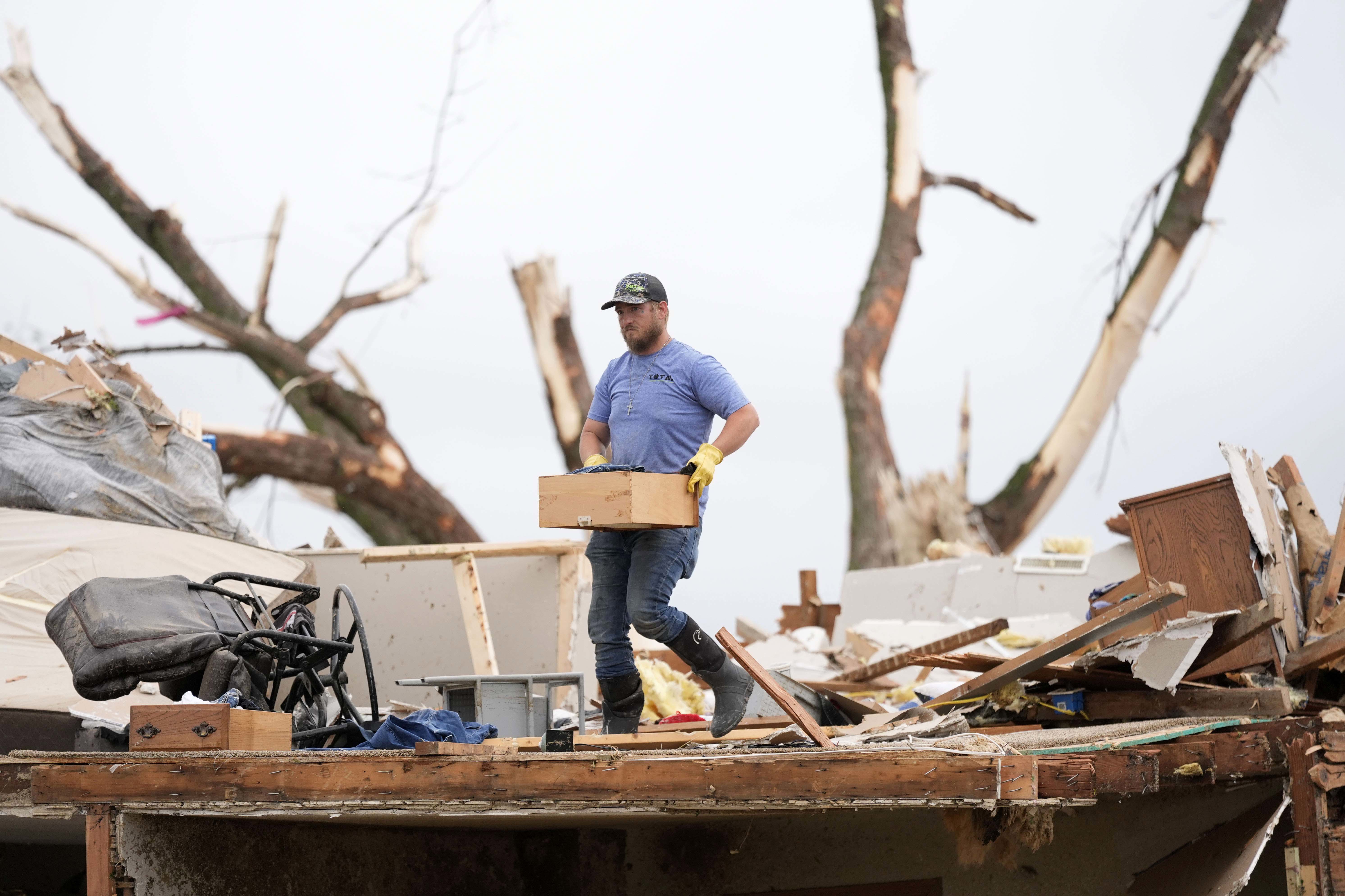 'No queda nada': Tormentas que generan tornados matan a varias personas en EE. UU.