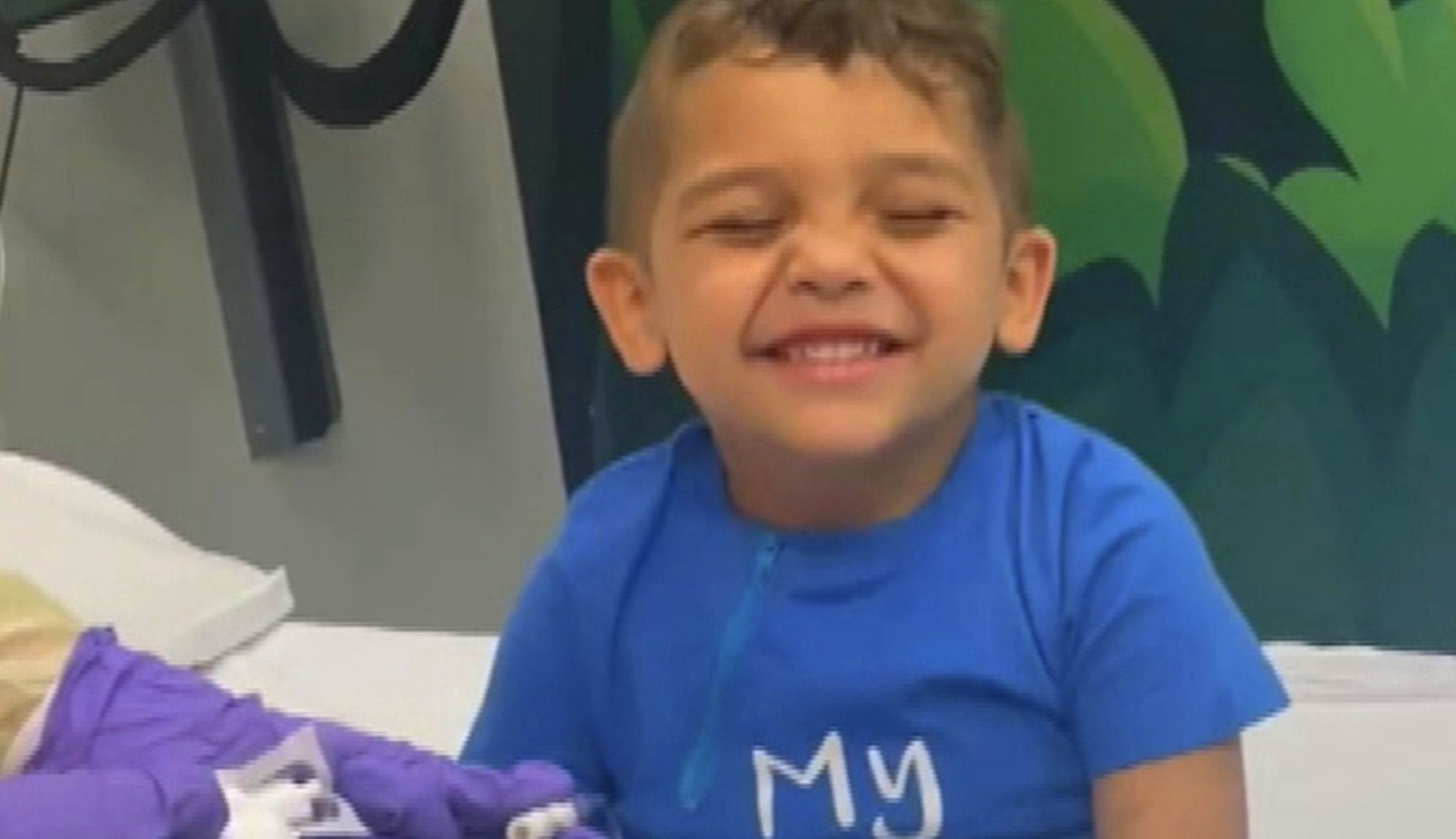 Niño enfermo de Queensland, de seis años, en el limbo después de un trasplante crítico de médula ósea dejado en la pista del aeropuerto de EE. UU.