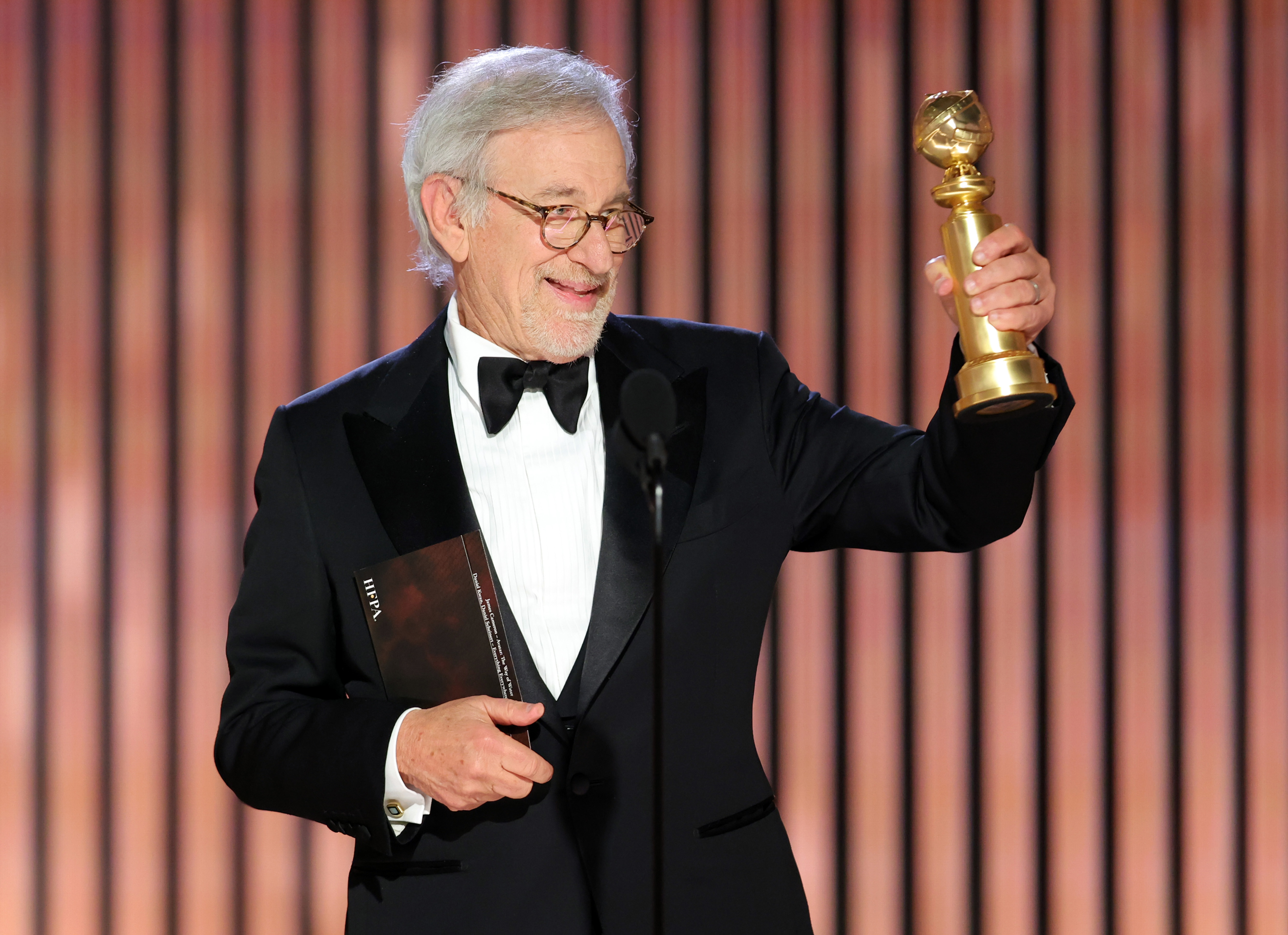 Steven Spielberg acepta el premio a Mejor Director por "Los Fabelman" en el escenario de la 80.ª entrega anual de los Globos de Oro 