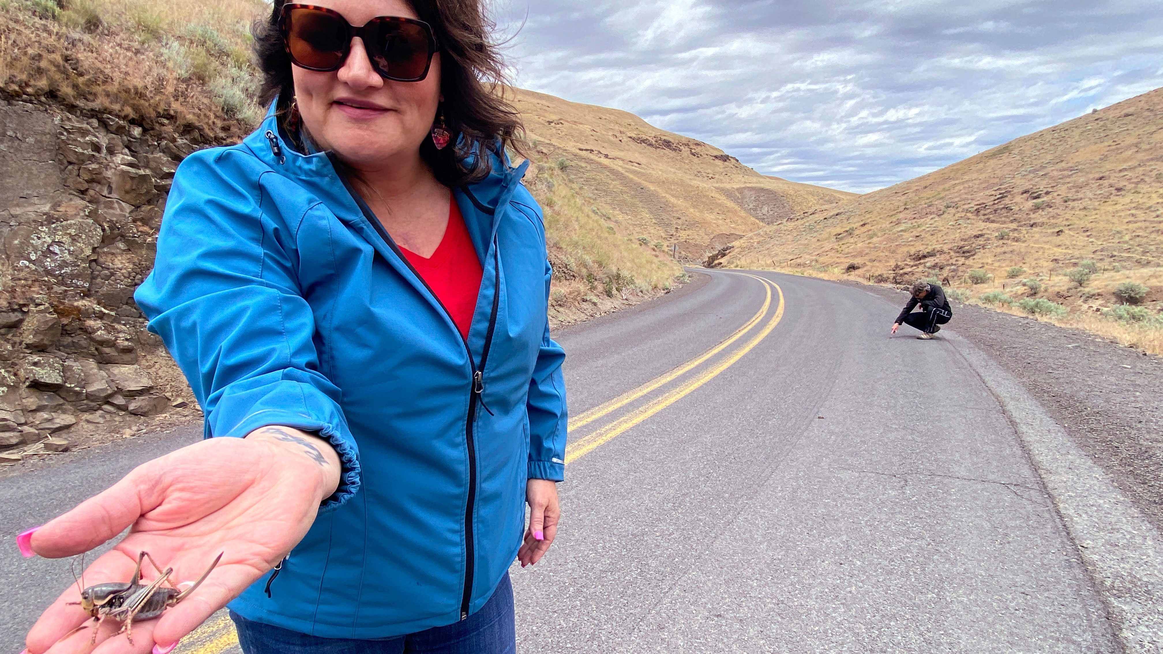 April Aamodt sostiene un grillo mormón que encontró en Blalock Canyon, cerca de Arlington, Oregón.