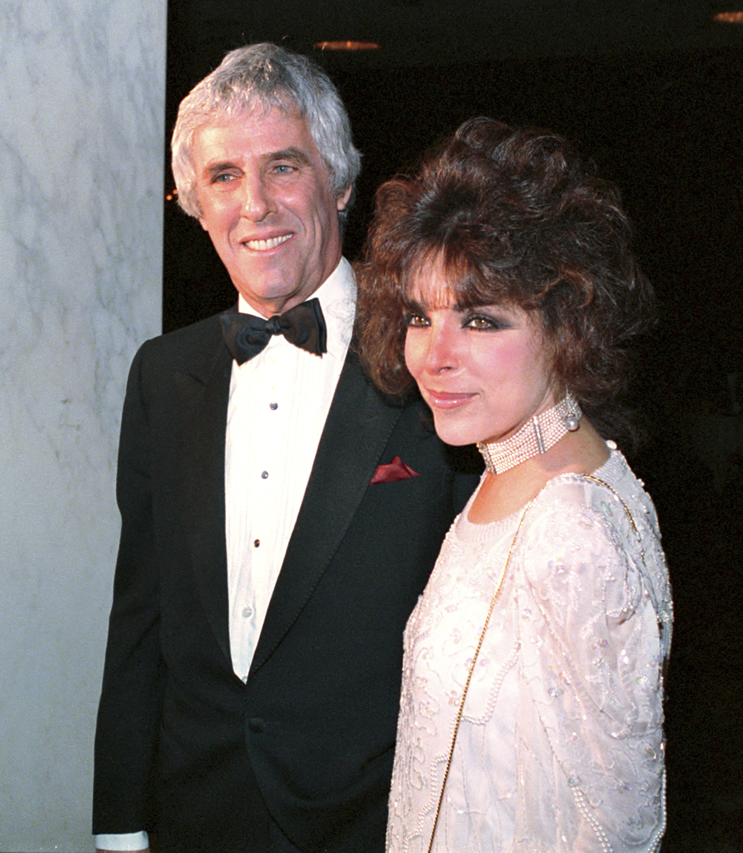 El compositor Burt Bacharach llega con su esposa, Carol Bayer Sager, a la tercera ceremonia anual de premios de la Sociedad Estadounidense de Compositores, Autores y Editores el 28 de mayo de 1986. 