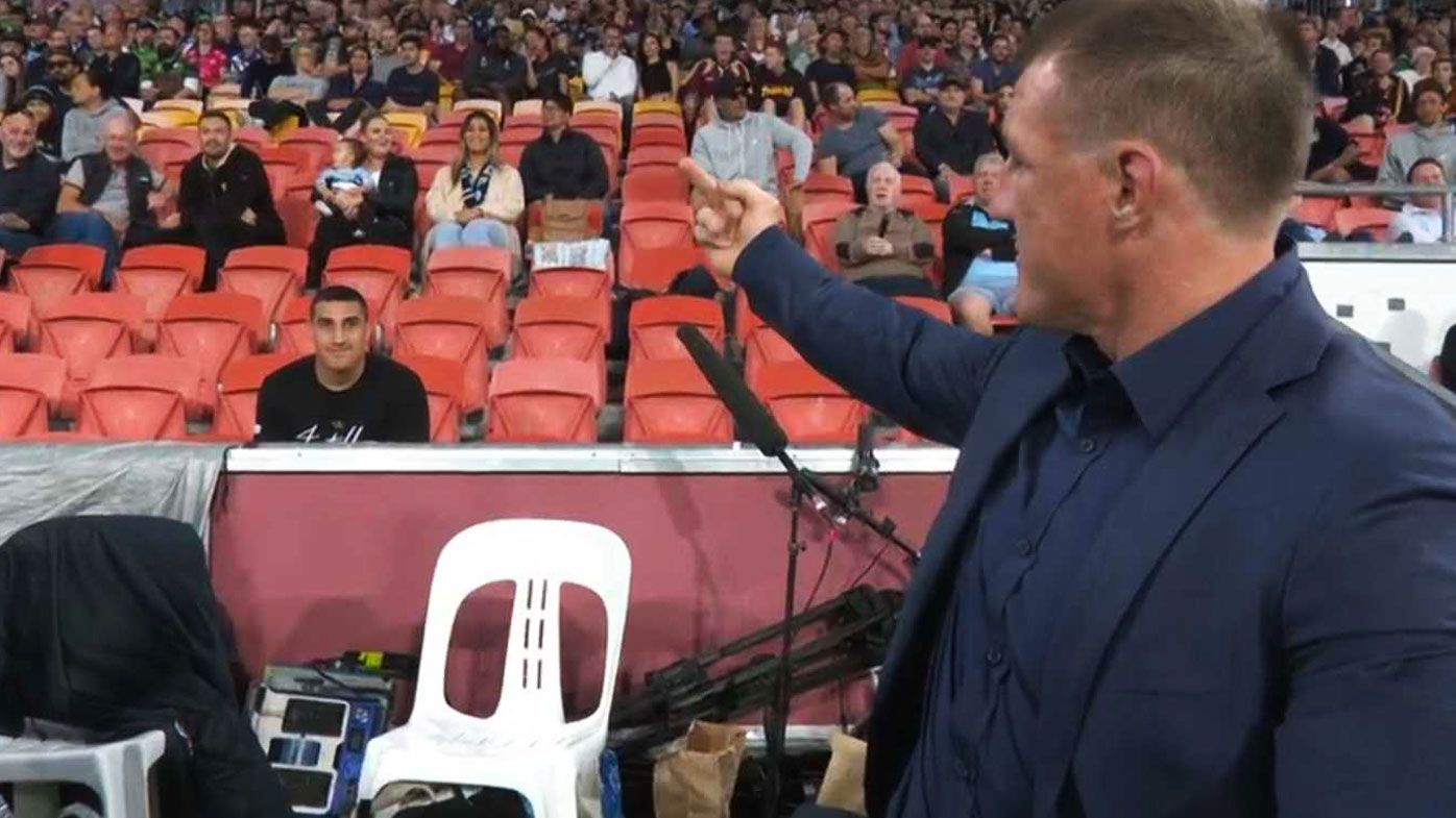 Gal flips the bird toward Huni. 