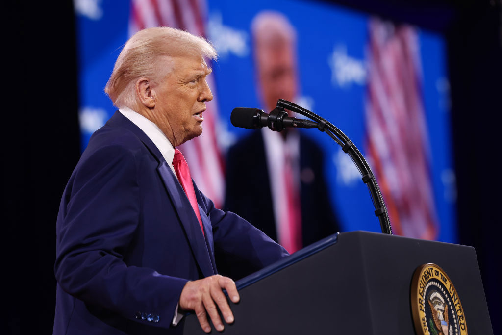 Oxon Hill, Maryland - 22 de febrero: el presidente de los Estados Unidos, Donald Trump, habla en la Conferencia de Acción Política Conservadora (CPAC) en el Centro de Convenciones y Hotel Nacional Resort de Gaylord el 22 de febrero de 2025 en Oxon Hill, Maryland. La reunión anual de cuatro días reúne a los legisladores conservadores estadounidenses, líderes internacionales, personalidades de los medios y empresarios para discutir y defender las ideas conservadoras. (Foto de Win McNamee/Getty Images)