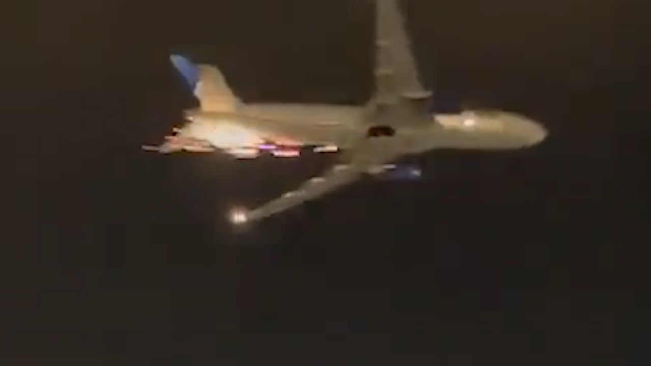 El avión regresó al Aeropuerto Internacional Newark Liberty aproximadamente una hora y media después de la salida.