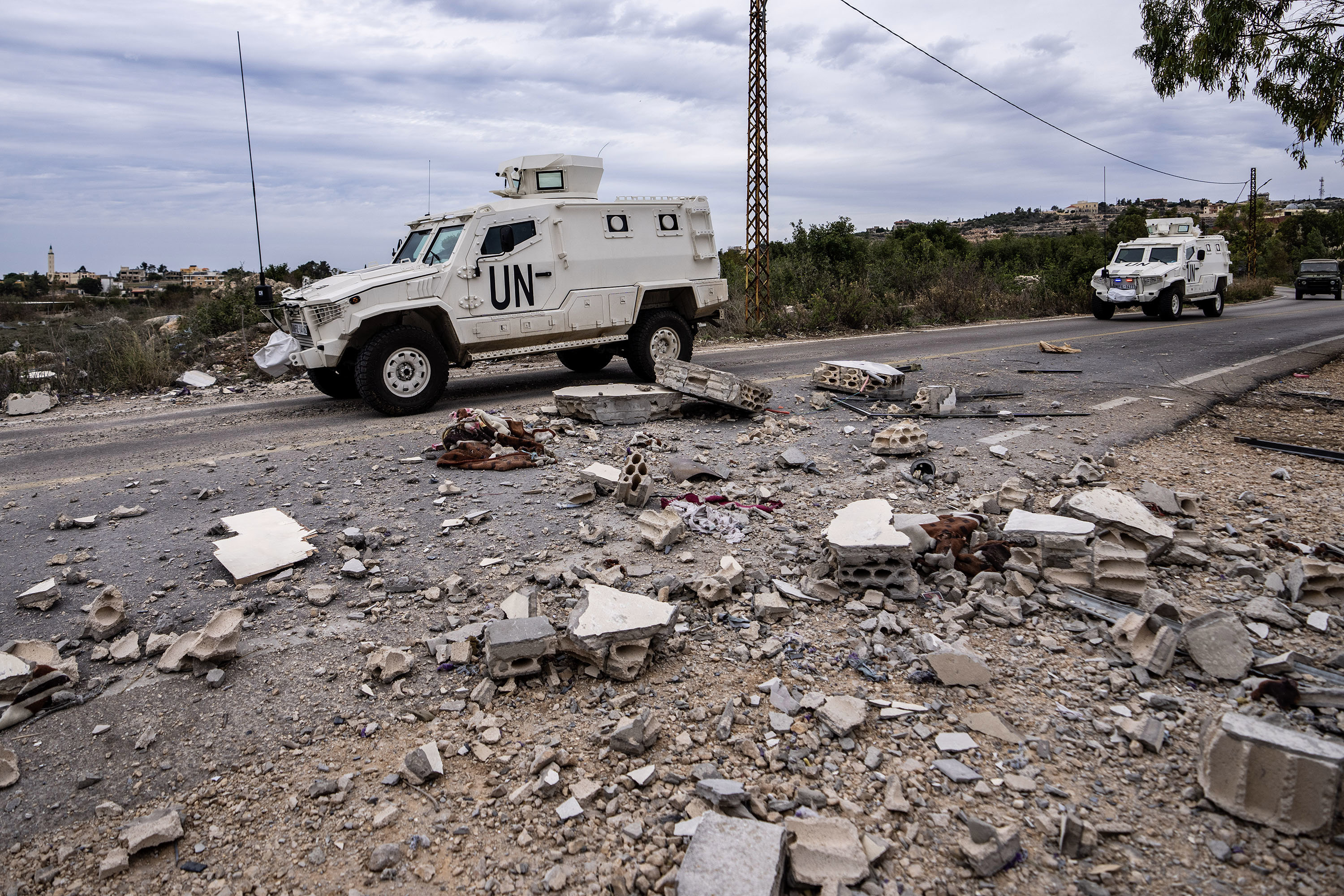 ONU dice que cascos azules resultaron heridos cuando tanques israelíes dispararon contra sede