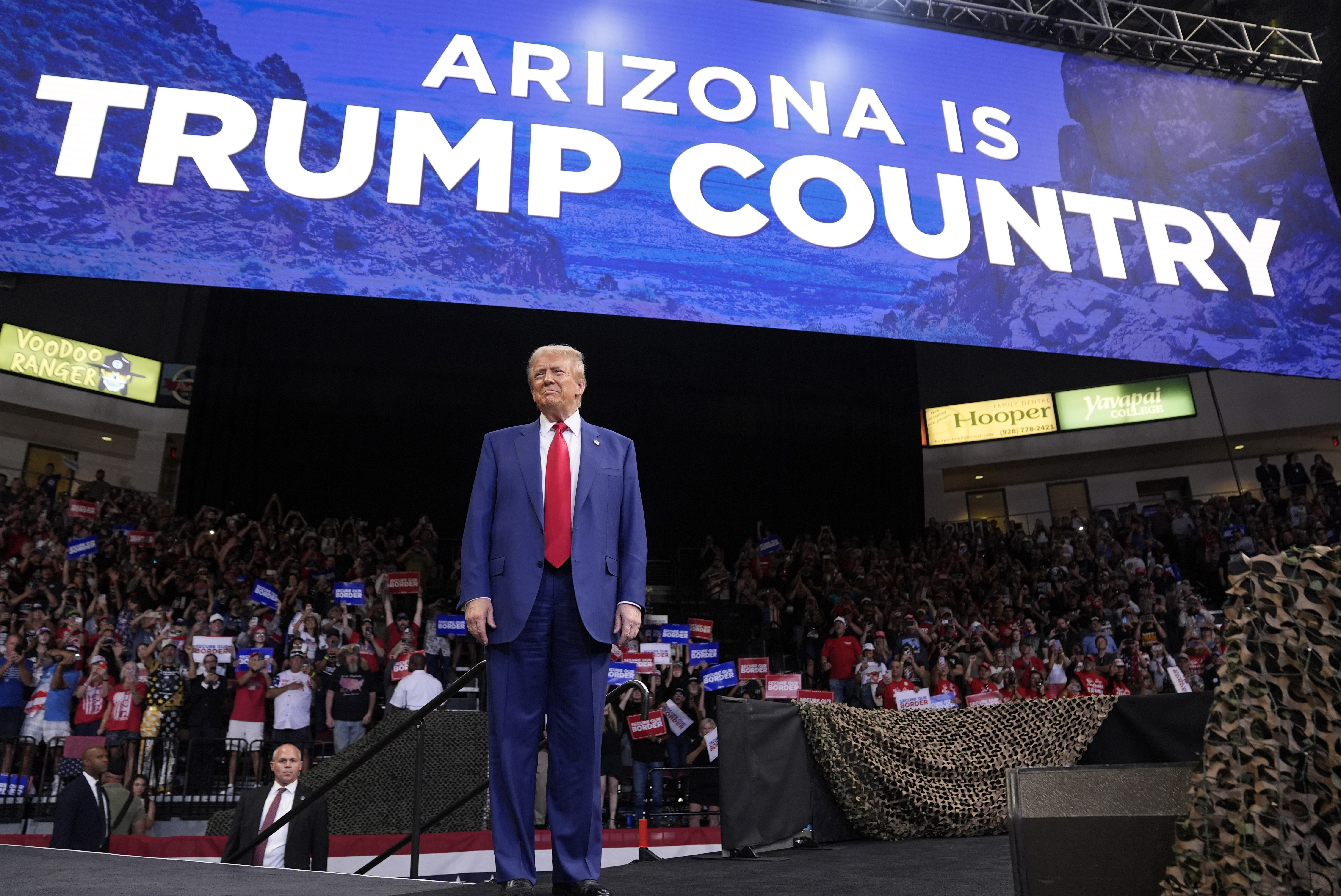 El candidato presidencial republicano, el expresidente Donald Trump, llega a un mitin de campaña en Arizona.