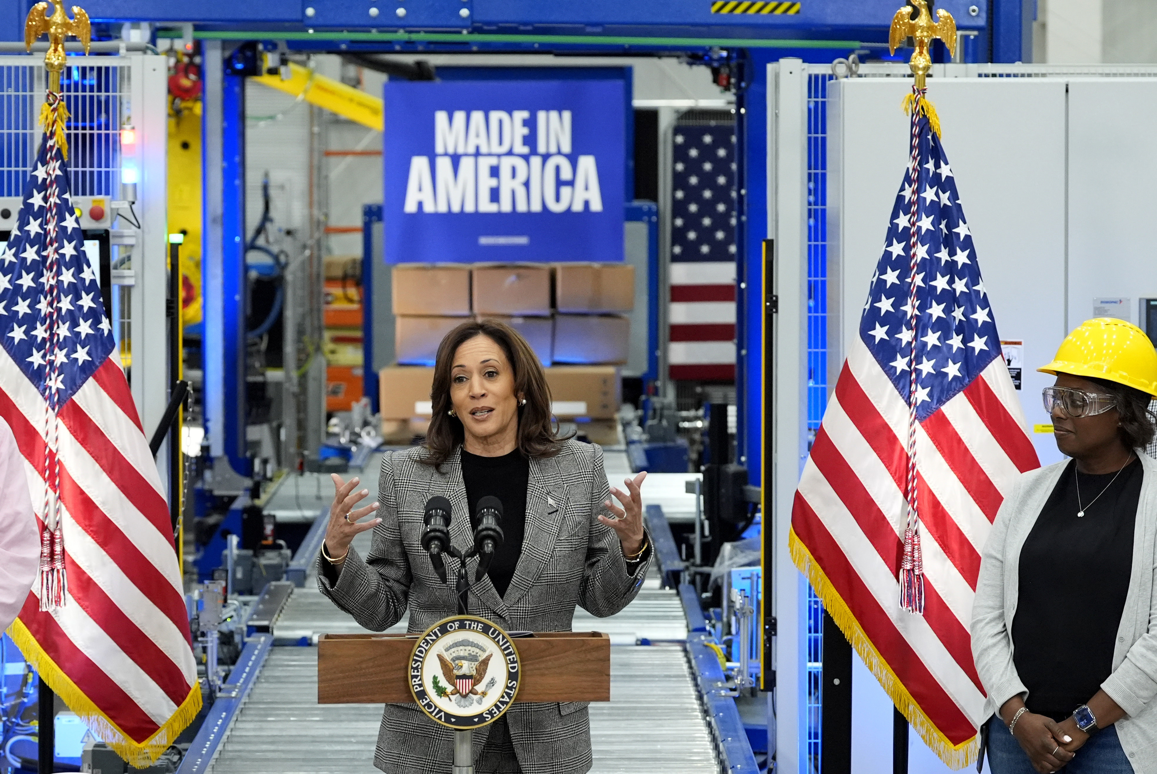 La vicepresidenta candidata a la presidencia demócrata, Kamala Harris, habla después de realizar un recorrido por las instalaciones de acabado de próxima generación de Hemlock Semiconductor en Hemlock, Michigan, el lunes 28 de octubre de 2024. (Foto AP/Jacquelyn Martin)