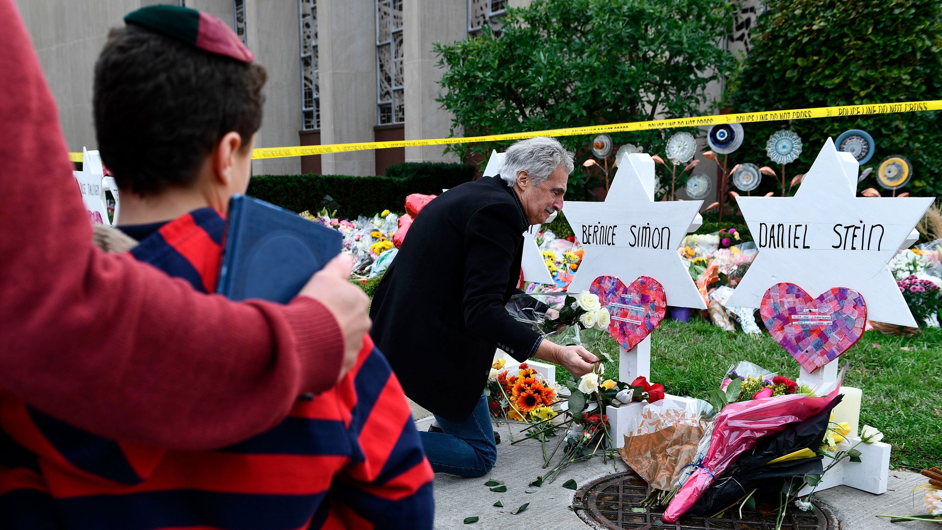 La gente presenta sus respetos en un memorial fuera de la sinagoga del Árbol de la Vida dos días después del tiroteo.