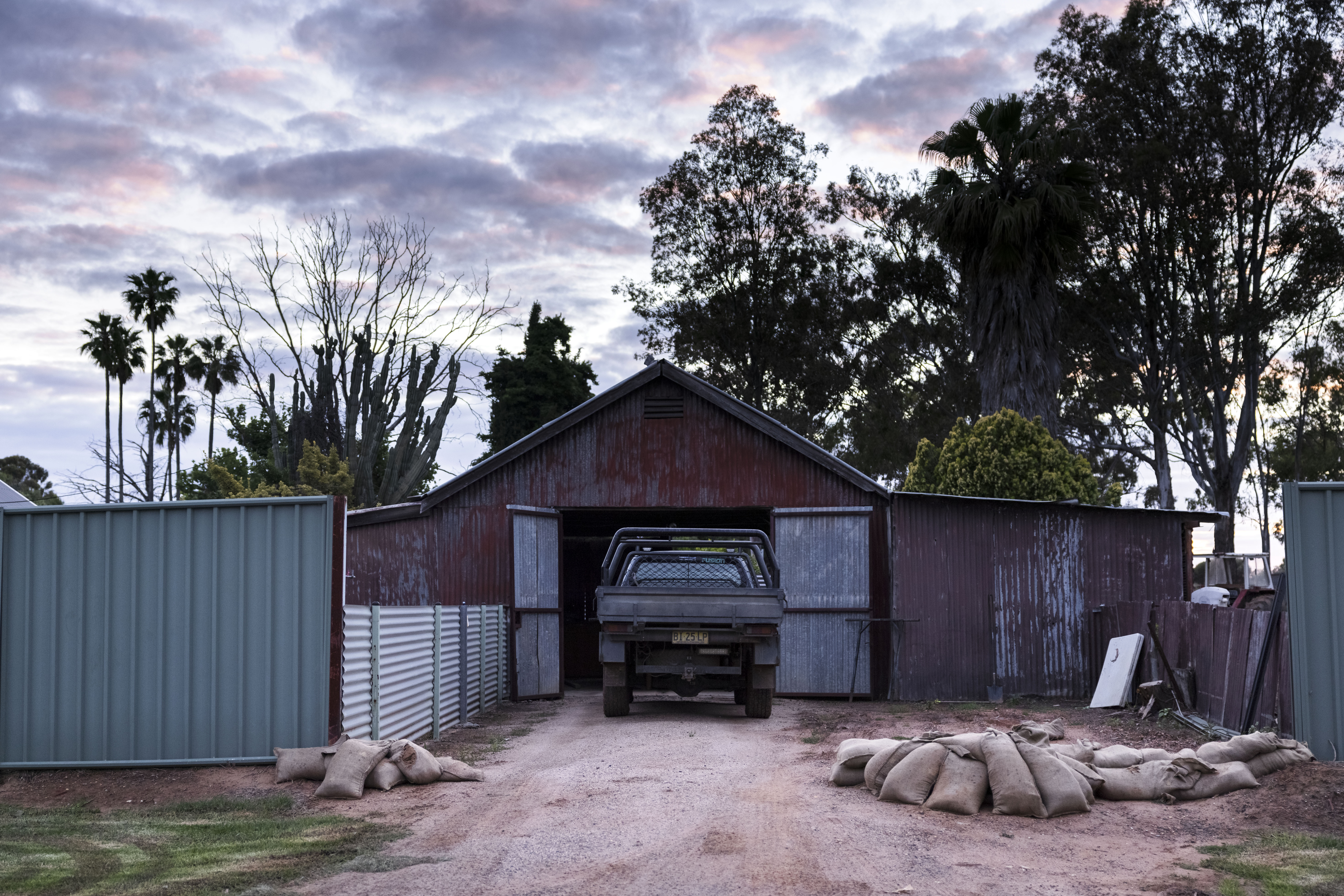 Forbes residents are barricading their homes and businesses with sandbags as they prepare for an evacuation order amid rising floodwaters.