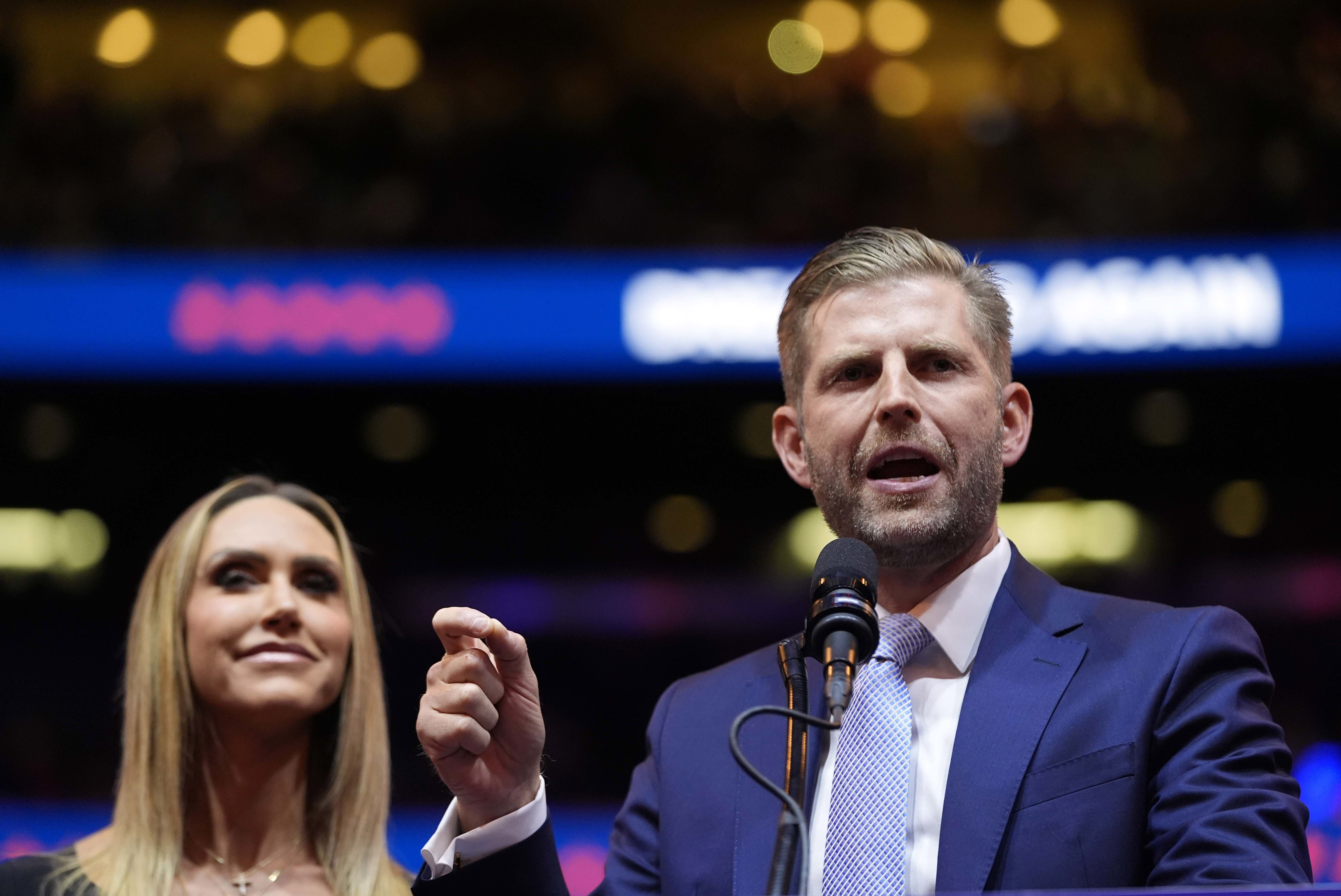 Eric Trump y su esposa Lara hablan ante el expresidente Donald Trump, candidato presidencial republicano, en un mitin de campaña en el Madison Square Garden, el domingo 27 de octubre de 2024, en Nueva York. (Foto AP/Alex Brandon)