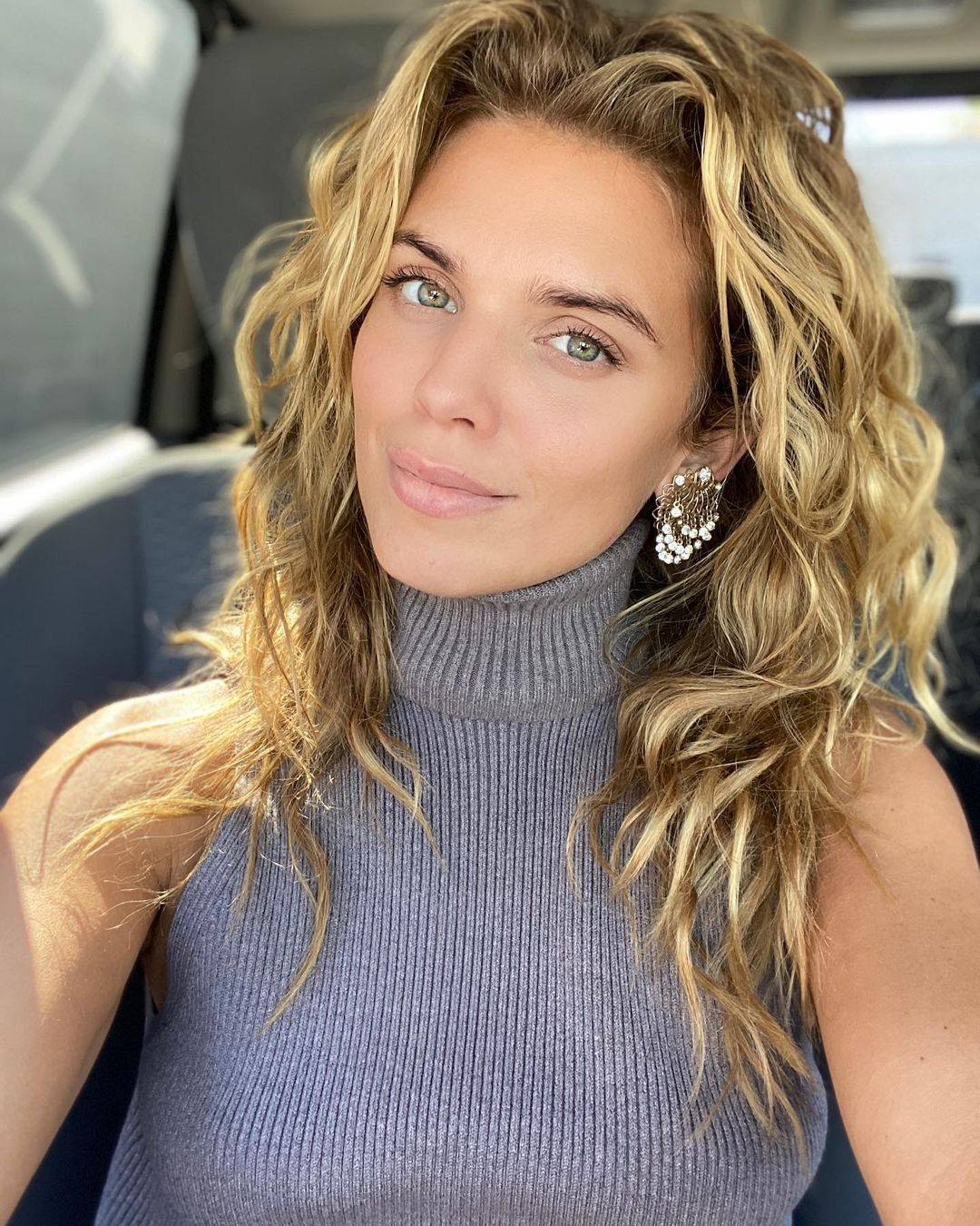 Actress AnnaLynne McCord, 90210, reveals, dissociative identity disorder diagnosis
