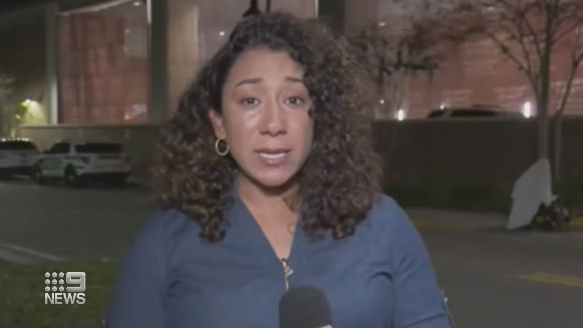 Los reporteros estadounidenses rompen a llorar mientras hablan sobre el tiroteo de un colega en Florida.