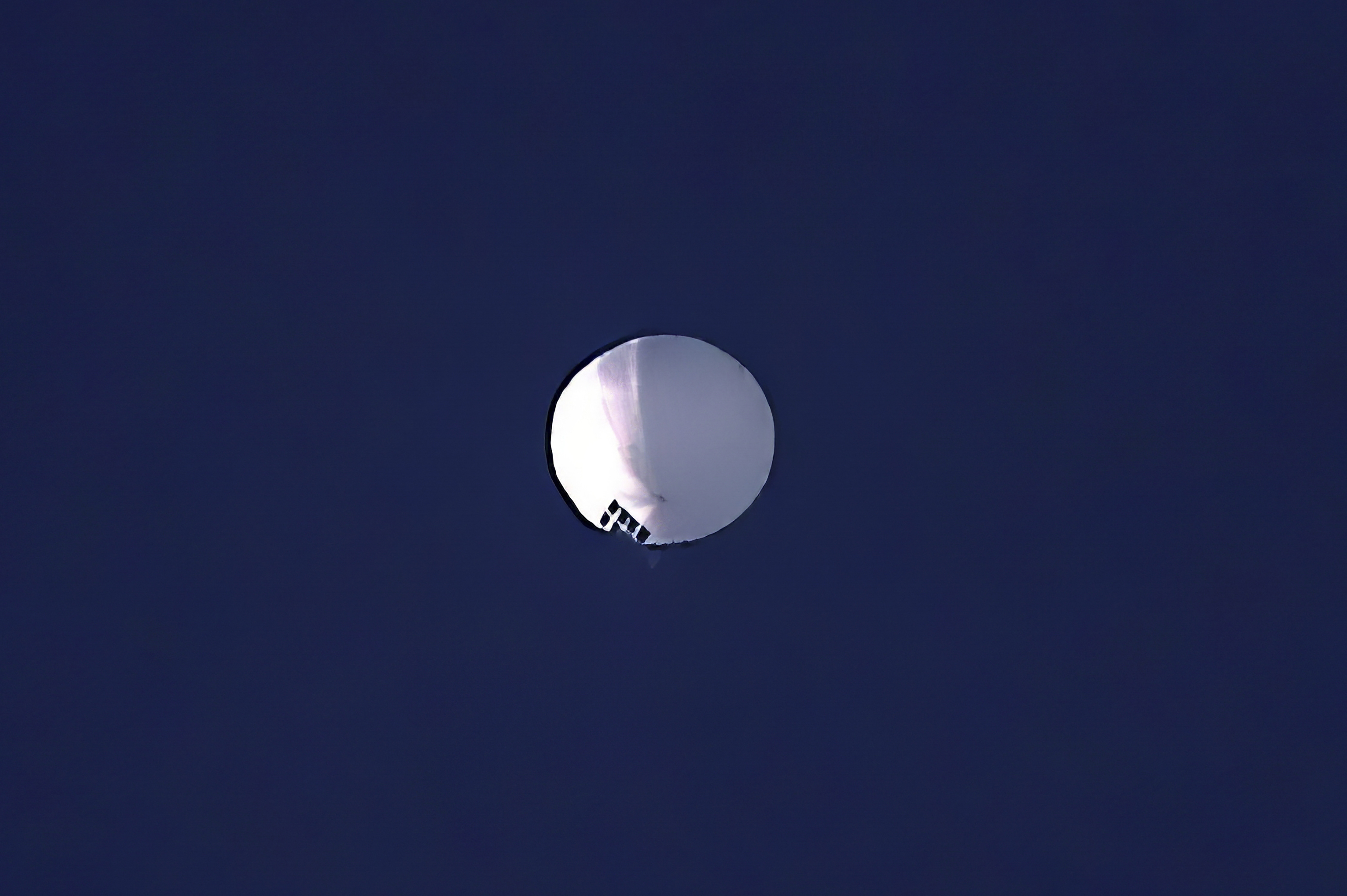 Un globo a gran altura flota sobre Billings, Montana, el miércoles 1 de febrero de 2023. 