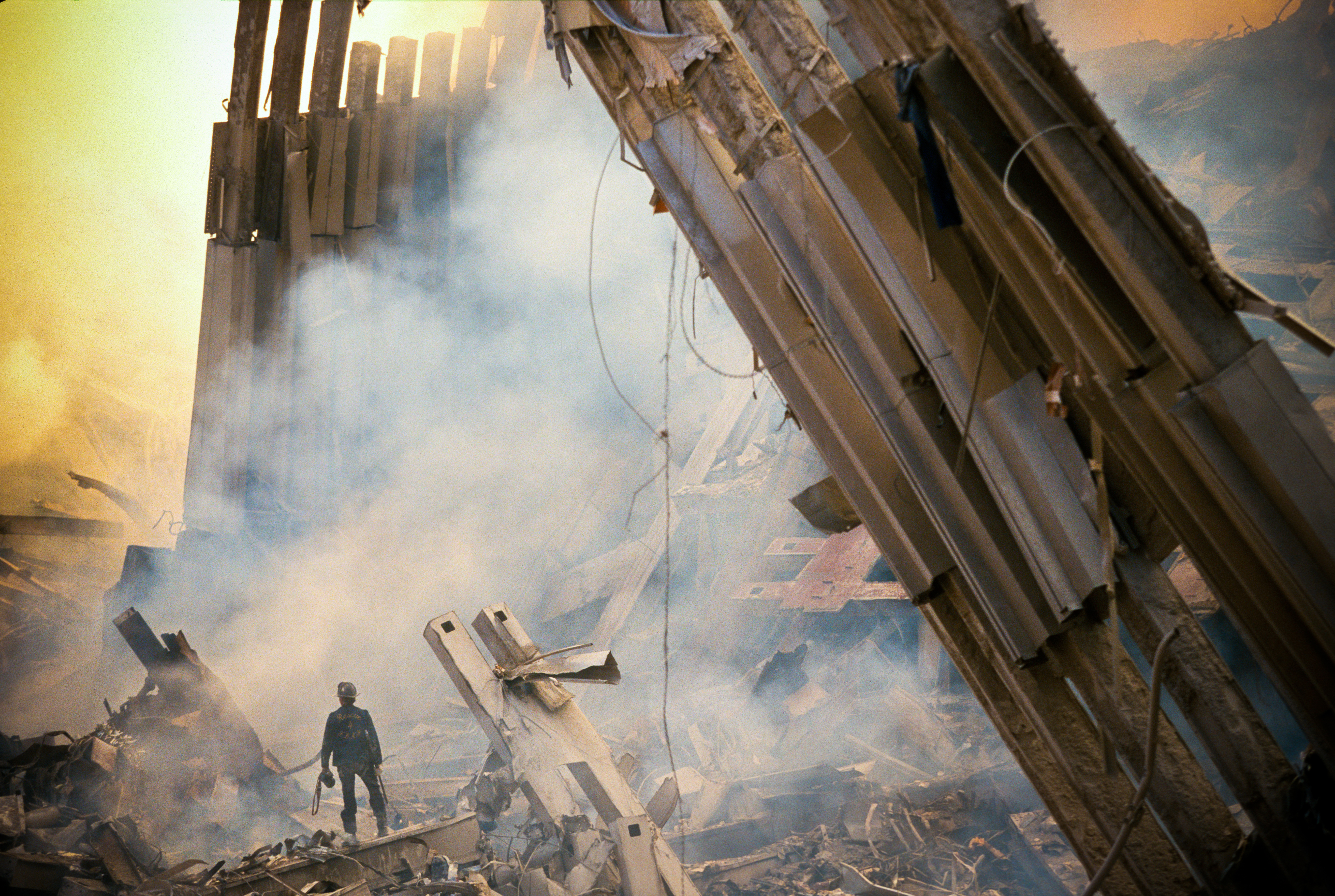 Los escombros del World Trade Center arden un día después de que dos aviones comerciales secuestrados golpearan las torres gemelas en la ciudad de Nueva York, provocando el colapso de ambas. 