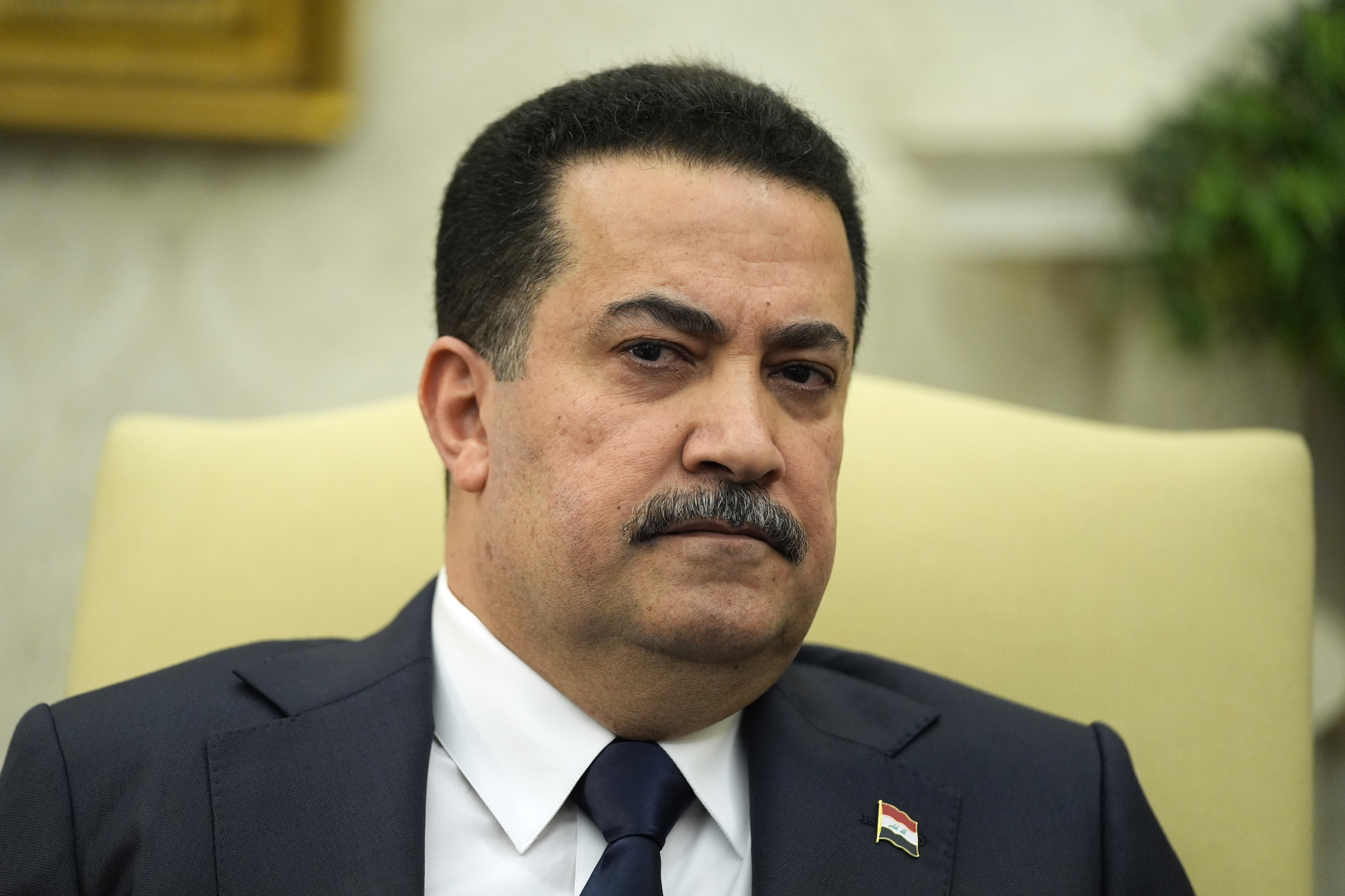 Archivo: el primer ministro de Iraq, Mohammed Shia al -Sudani, escucha durante una reunión con el presidente Joe Biden en la Oficina Oval de la Casa Blanca, el lunes 15 de abril de 2024, en Washington. (AP Photo/Alex Brandon, archivo)