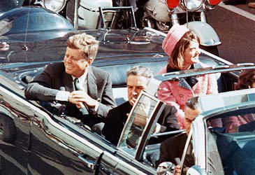 John F Kennedy, Jacqueline Kennedy y John Connally en Lincoln conduciendo por el centro de Dallas (Getty)