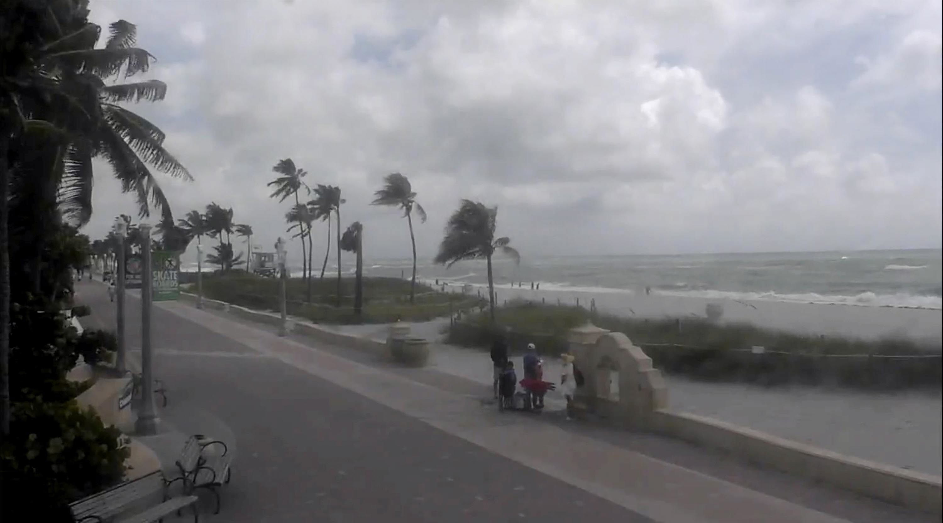 Debby se fortalece a huracán de categoría 1 antes de tocar tierra en Florida