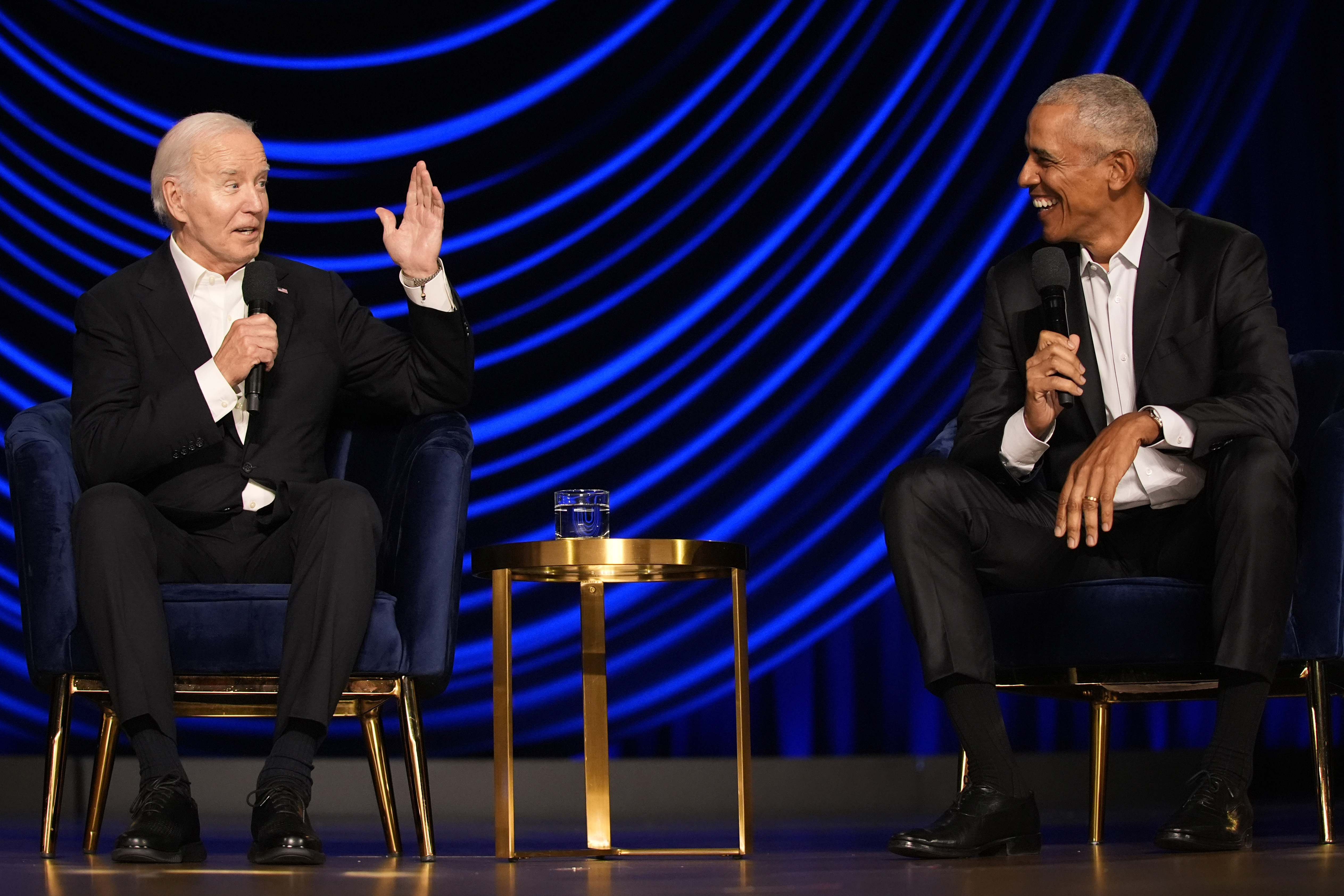 El presidente Joe Biden habla durante un evento de campaña con el expresidente Barack Obama
