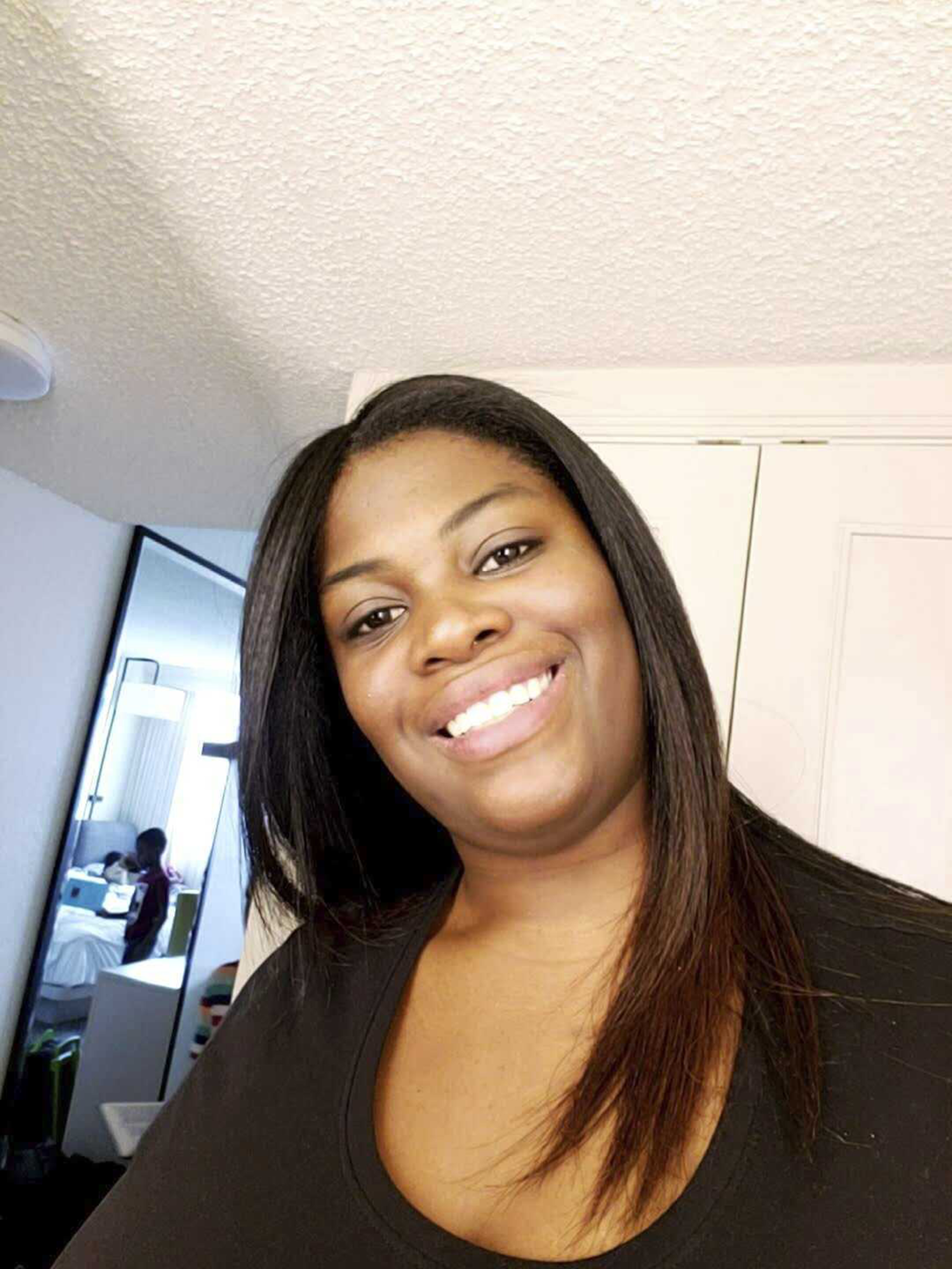 Mujer blanca que disparó fatalmente a vecino negro es arrestada en Florida