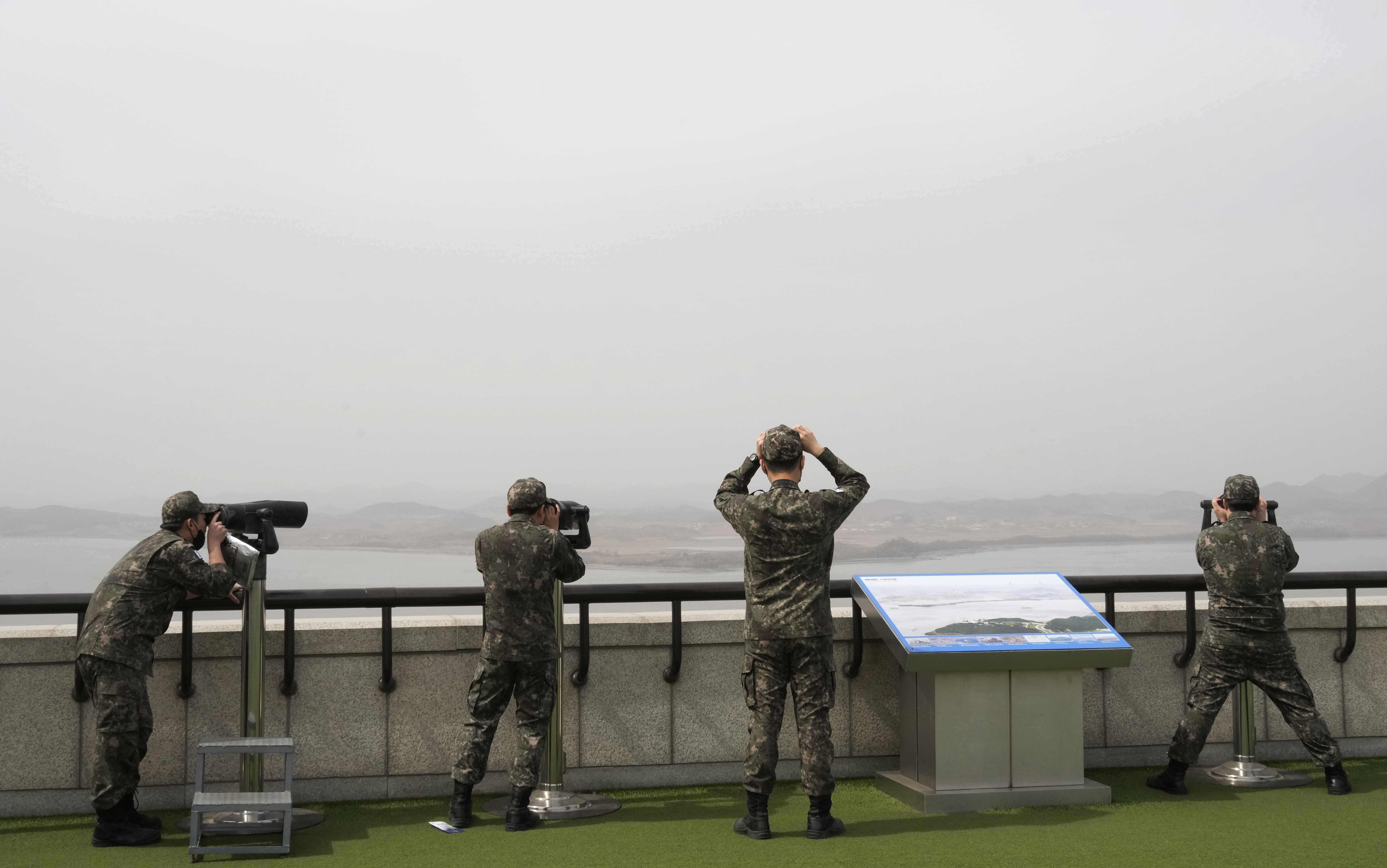Soldados del ejército de Corea del Sur observan al lado de Corea del Norte desde el Puesto de Observación de Unificación en Paju, Corea del Sur, cerca de la frontera con Corea del Norte, el viernes 24 de marzo de 2023. 