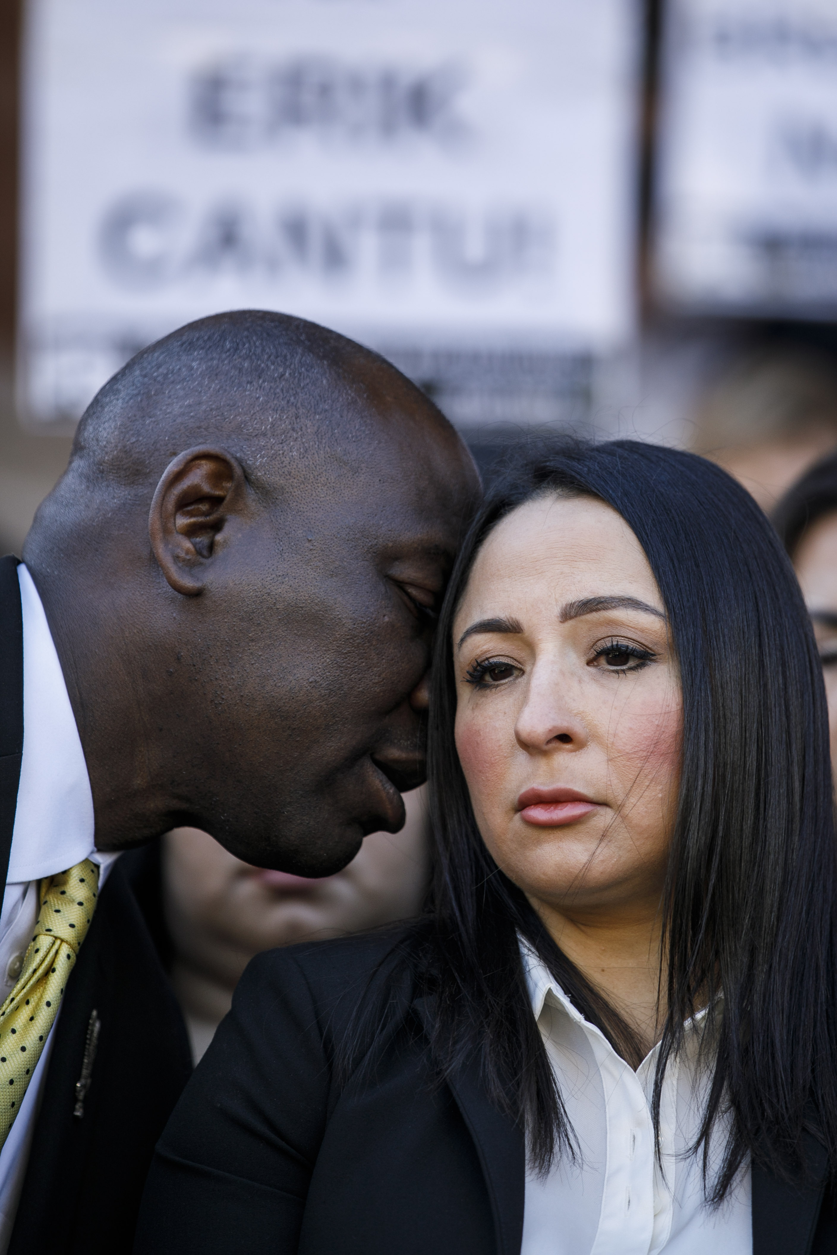 El abogado Benjamin Crump le susurra a Victoria Casarez mientras dan una conferencia de prensa para actualizar al público sobre la condición médica actual de Eric Cantú.  (Sam Owens/The San Antonio Express-News vía AP)