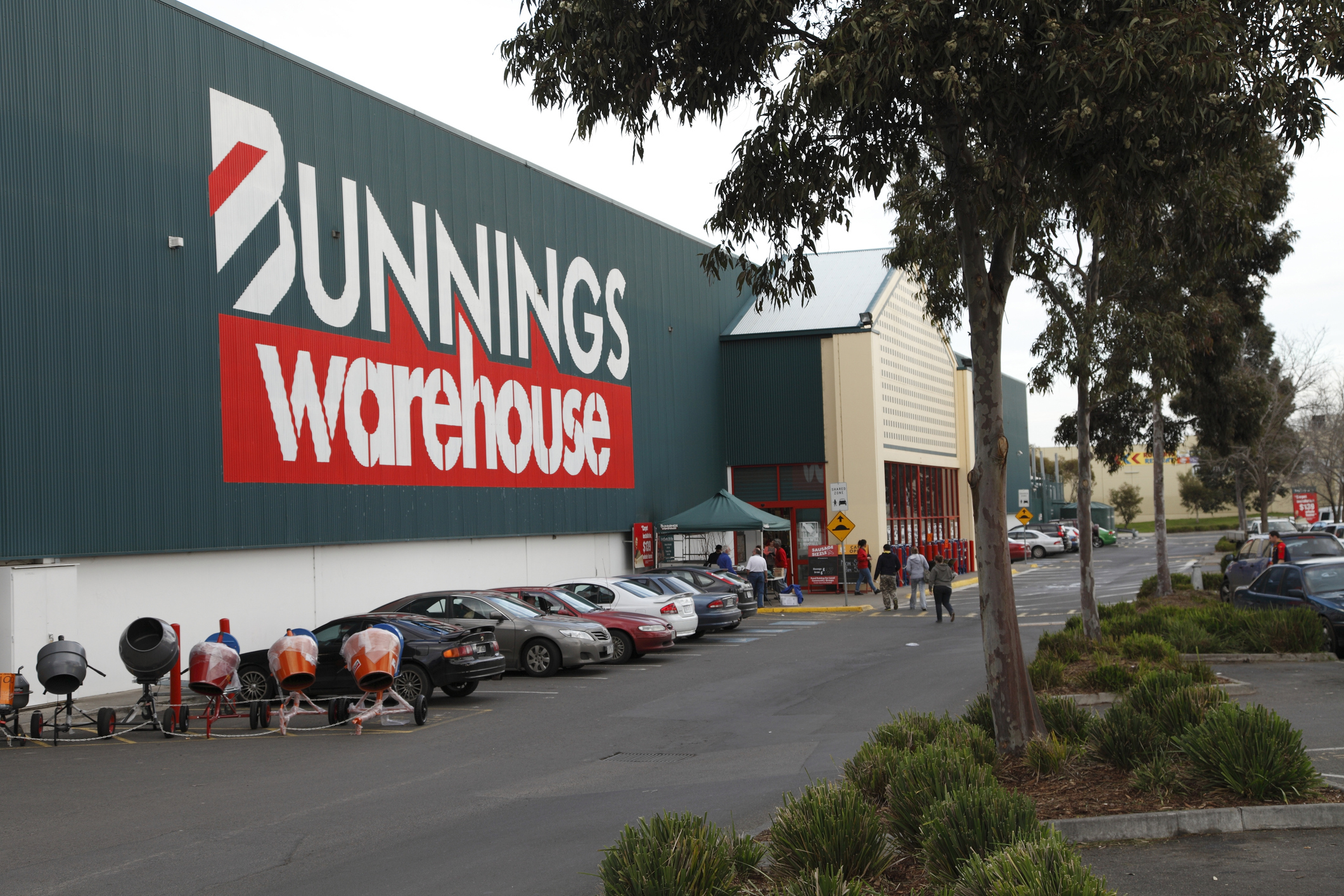 Melbourne, Australia - July 23, 2011: Bunnings is Australia\'s most successful hardware chain. Here is the outside of a store in Epping, Melbourne. It includes customers walking to the entrance, and cars parked nearby.