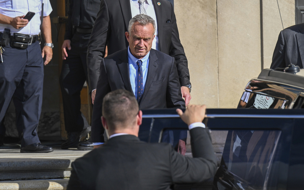 Robert F Kennedy Jr, arriba, se va después de dar testimonio en el juzgado del condado de Albany, el 7 de agosto de 2024, en Albany, Nueva York.