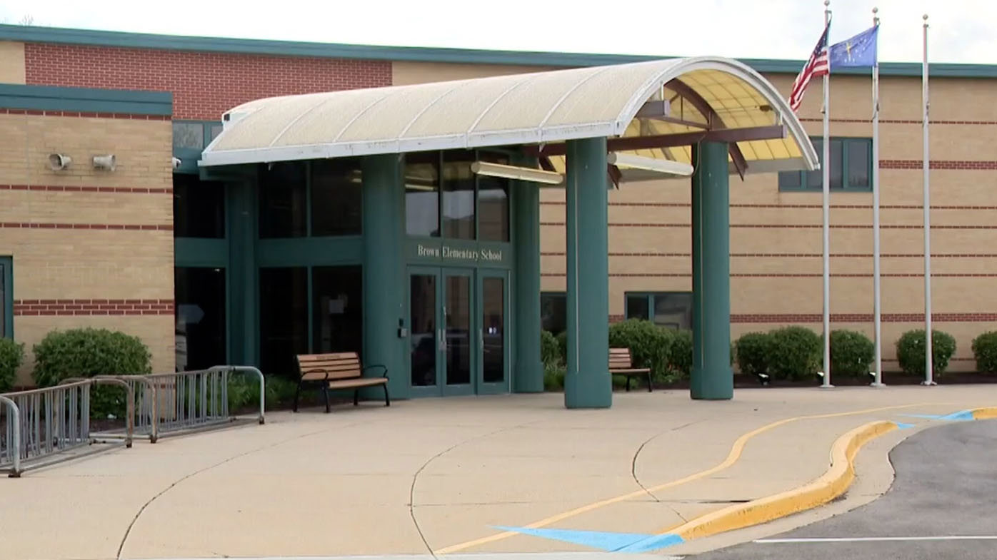 Personal escolar acusado en EE. UU. después de que un niño le dijera que comiera su propio vómito