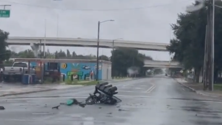 La luz caía a metros de los autos de los policías.