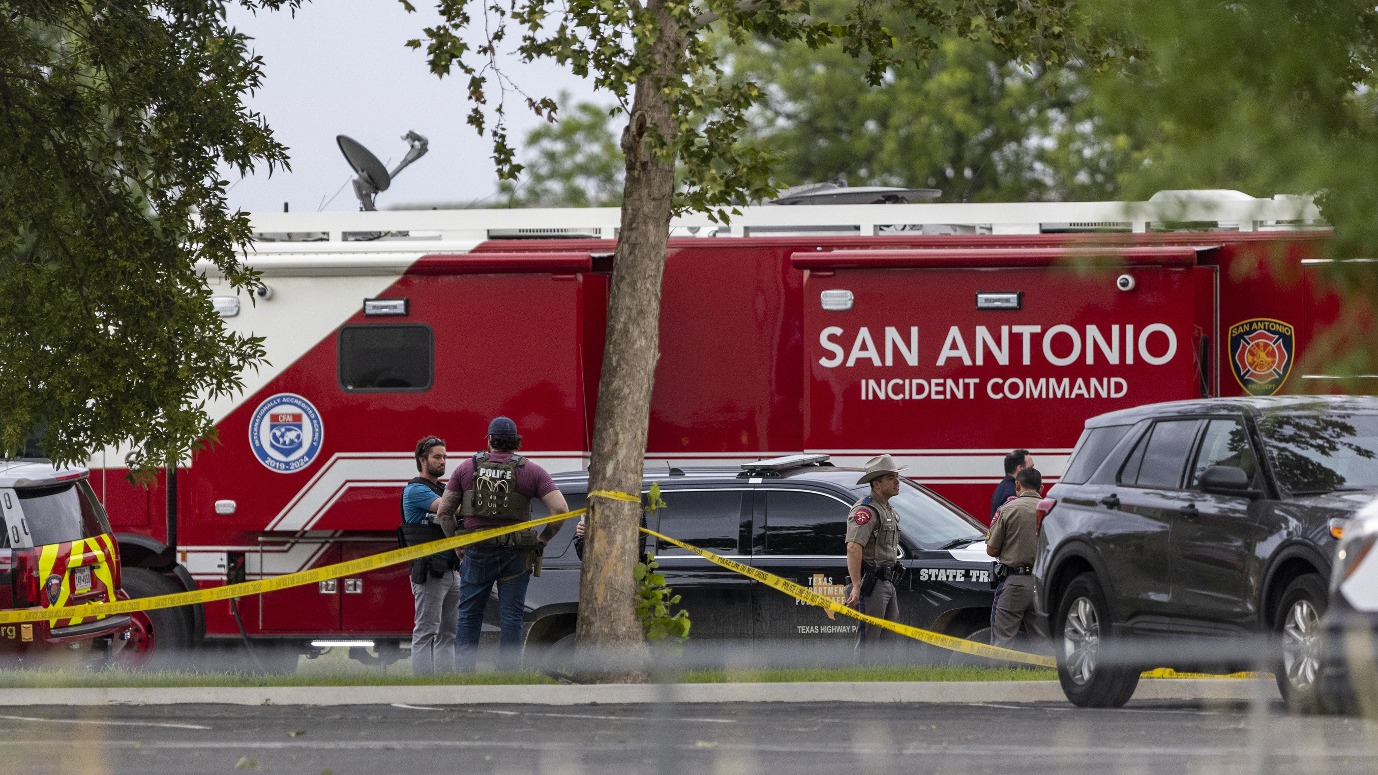 El equipo del Departamento de Bomberos de San Antonio está estacionado afuera de la Escuela Primaria Robb en Uvalde, Texas.