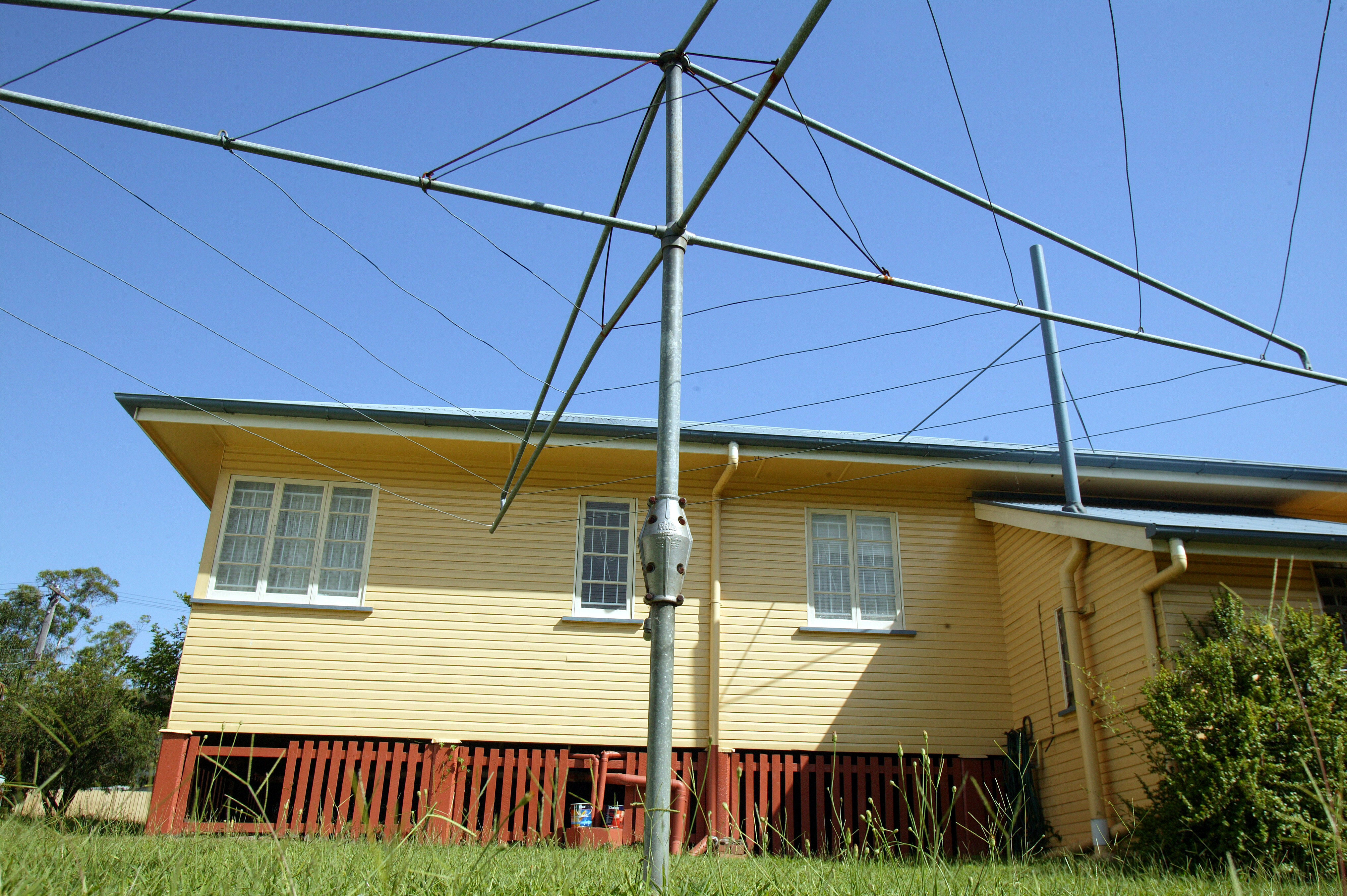 A hills hoist in the back yard of a Brisbane house.