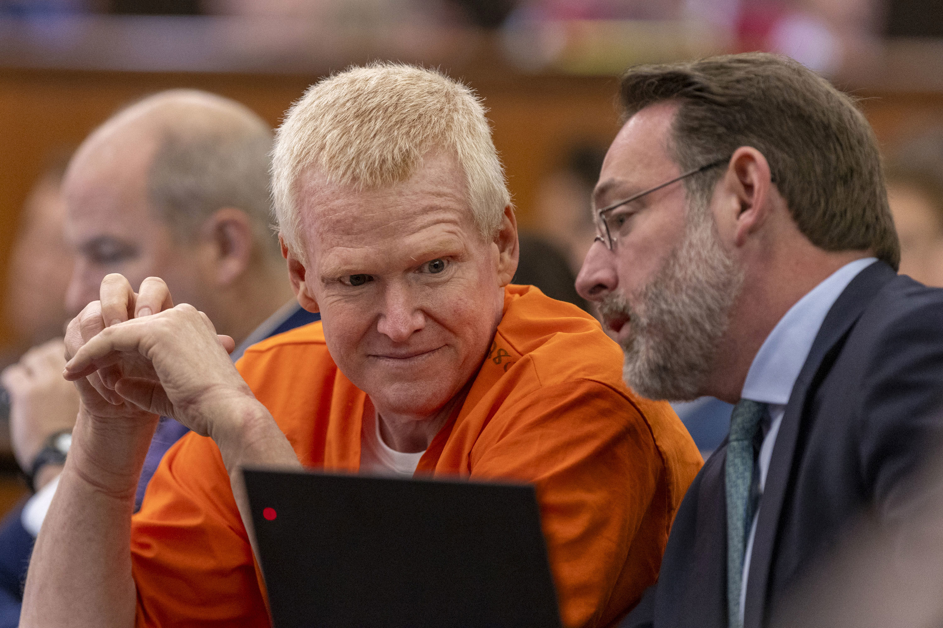 Alex Murdaugh, left, confers with Phil Barber during a judicial hearing 