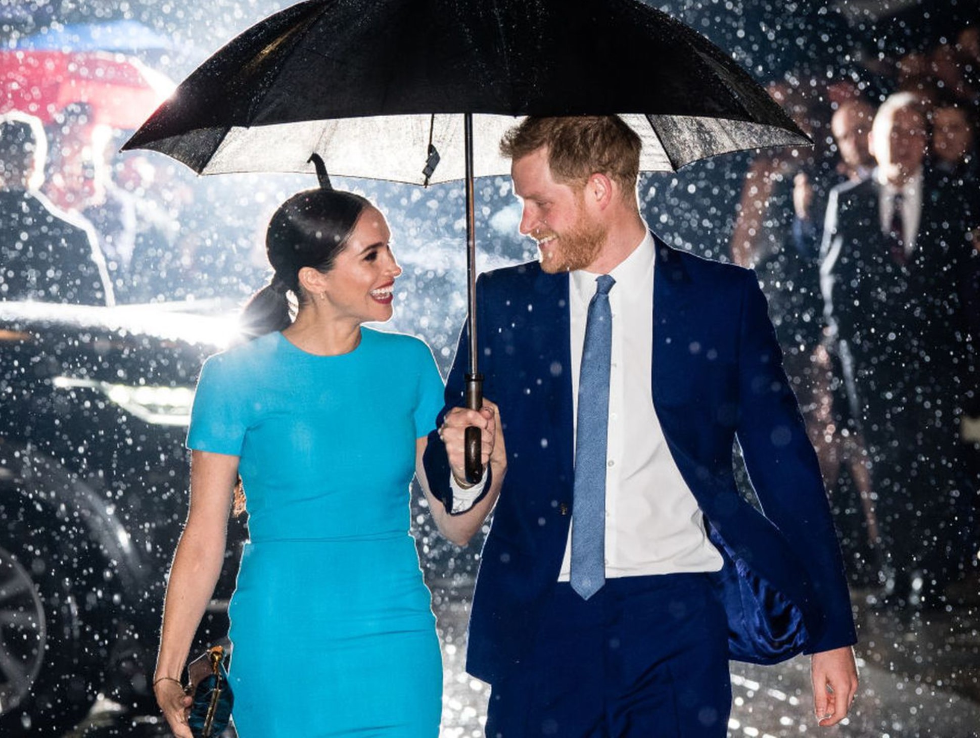 Príncipe Harry Meghan Markle vestido azul lluvia paraguas