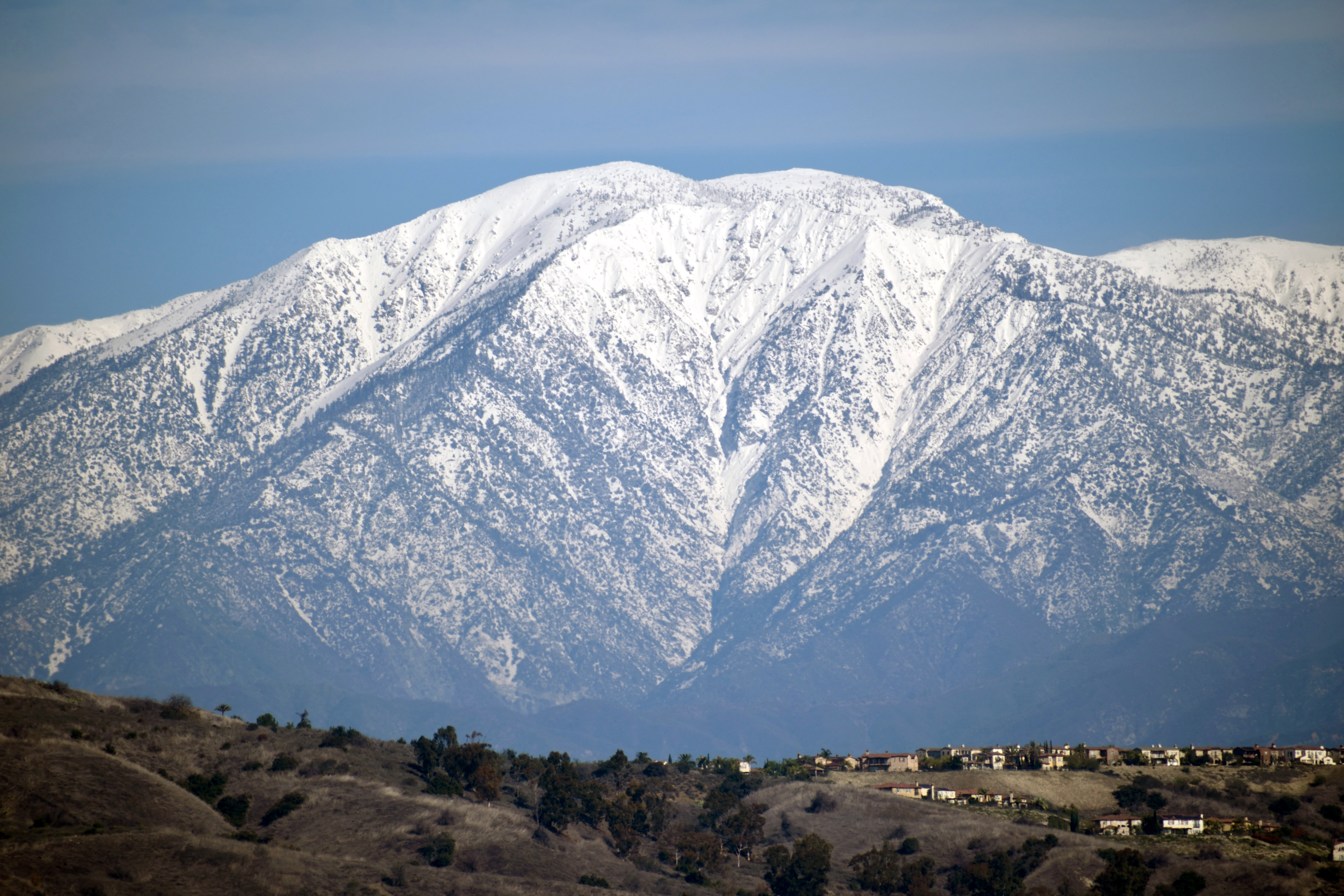 Una instantánea del pico cubierto de nieve del Monte Baldy visto desde el condado de Los Ángeles, California.