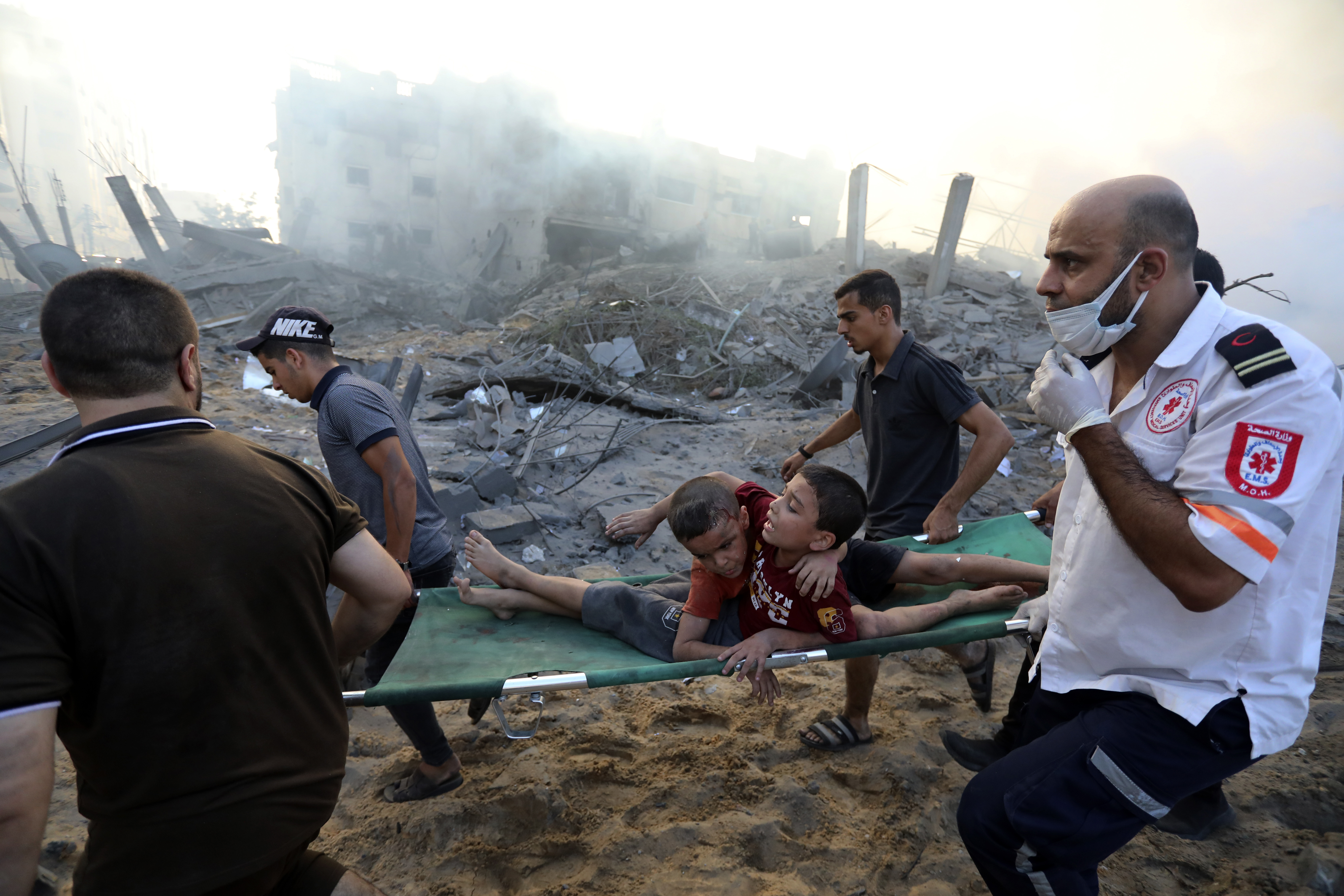 Palestinians evacuate two wounded boys 