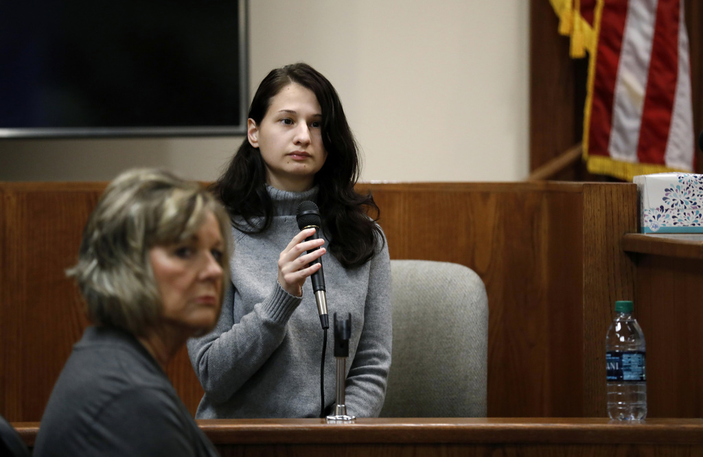 Gypsy Rose Blanchard sube al estrado durante el juicio de su exnovio Nicholas Godejohn, el 15 de noviembre de 2018, en Springfield, Missouri.  