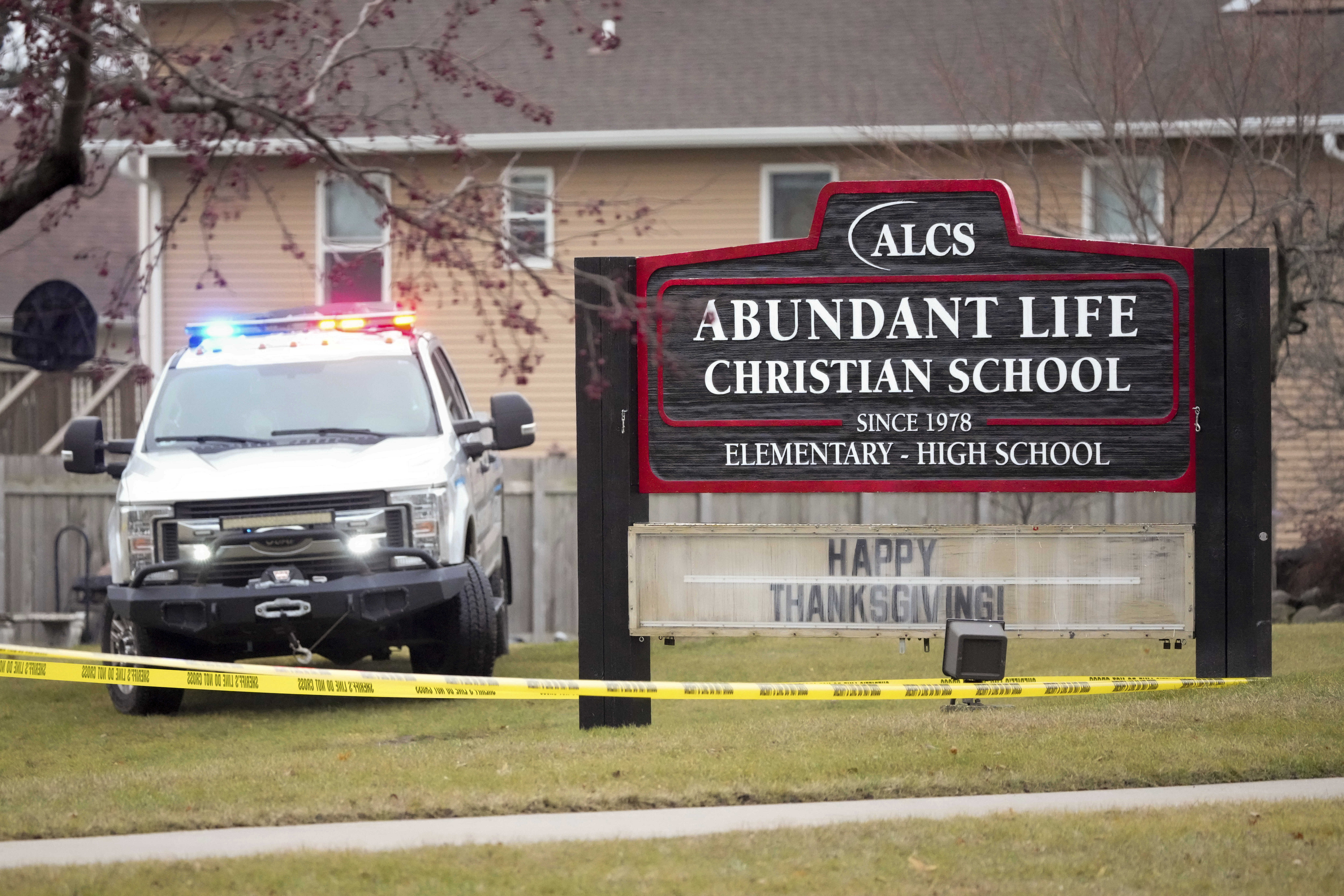 Vehículos de emergencia están estacionados afuera de la Escuela Cristiana Vida Abundante en Madison, Wisconsin, luego de un tiroteo, el lunes 16 de diciembre de 2024. (Foto AP/Morry Gash)