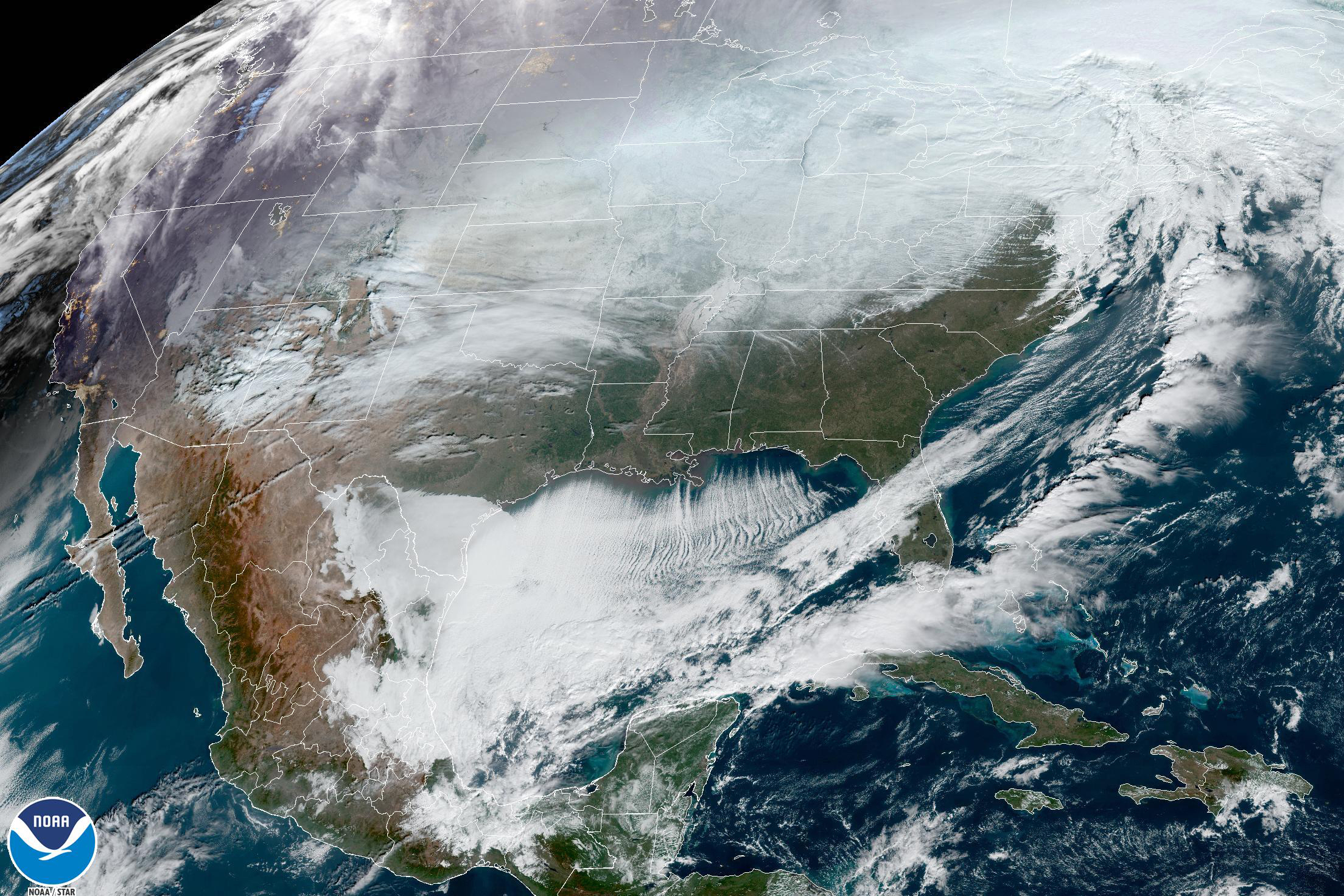 Esta imagen satelital proporcionada por la NOAA muestra los sistemas meteorológicos en América del Norte el 23 de diciembre de 2022 a las 10:56 a. m. EST.  Decenas de millones de estadounidenses soportaron temperaturas escalofriantes, ventiscas, cortes de energía y reuniones festivas canceladas el viernes debido a una tormenta de invierno que, según los meteorólogos, casi no tiene precedentes en su alcance, exponiendo a alrededor del 60 % de la población de EE. UU. a algún tipo de aviso de clima invernal. o advertencia.  (NOAA vía AP)