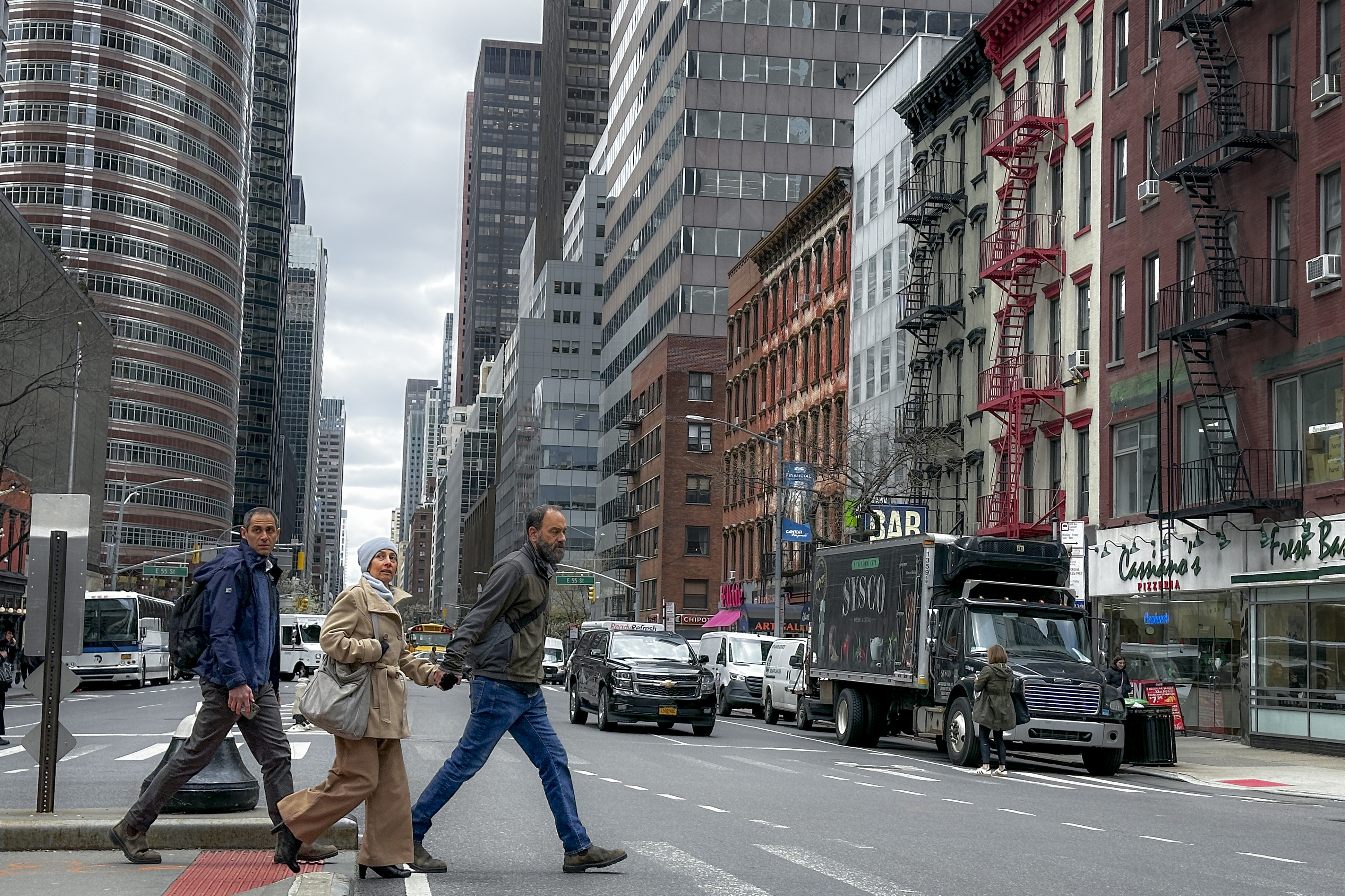 Los peatones cruzan la calle en Nueva York el viernes 5 de abril de 2024.